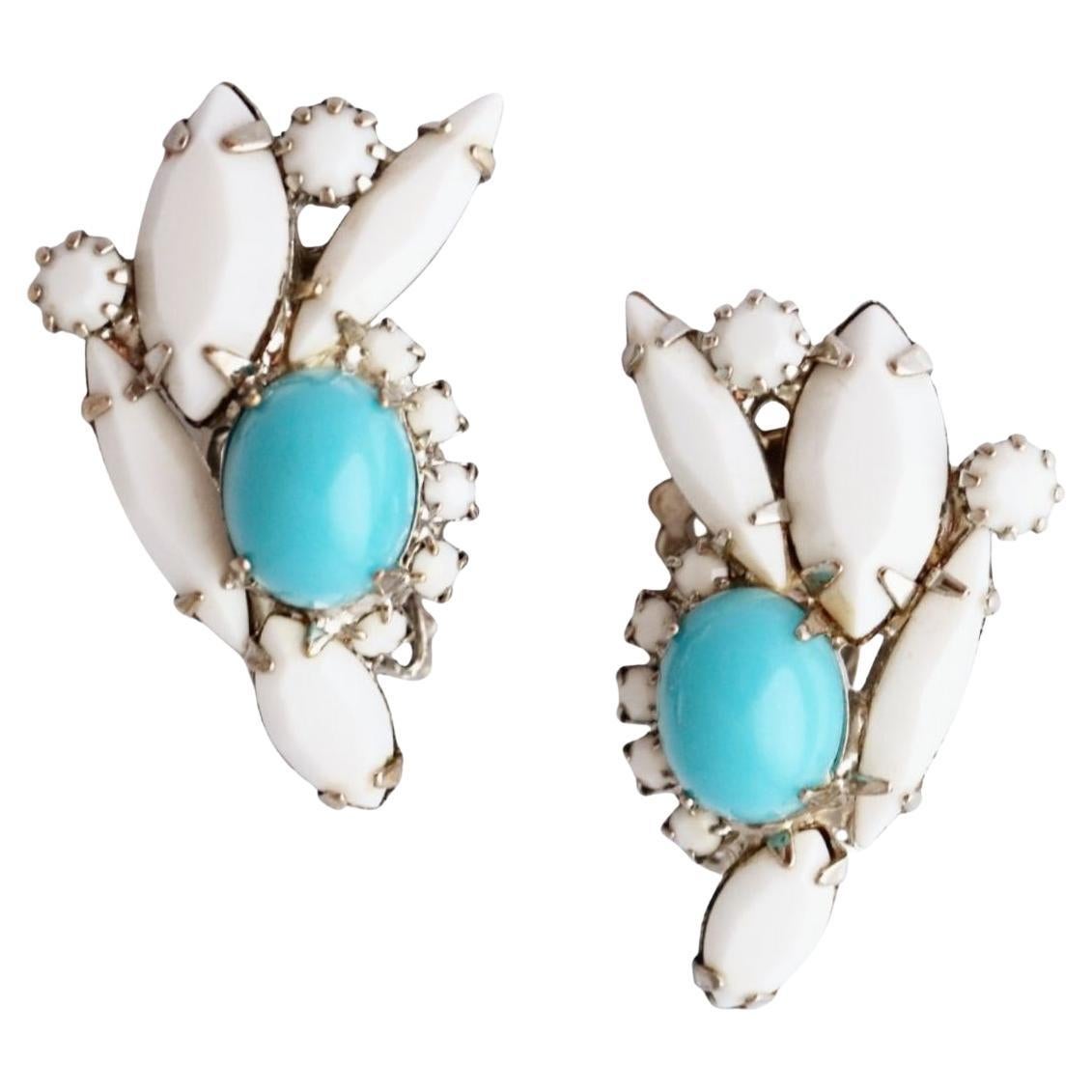 Boucles d'oreilles en verre au lait et turquoise de style Juliana, années 1960 en vente