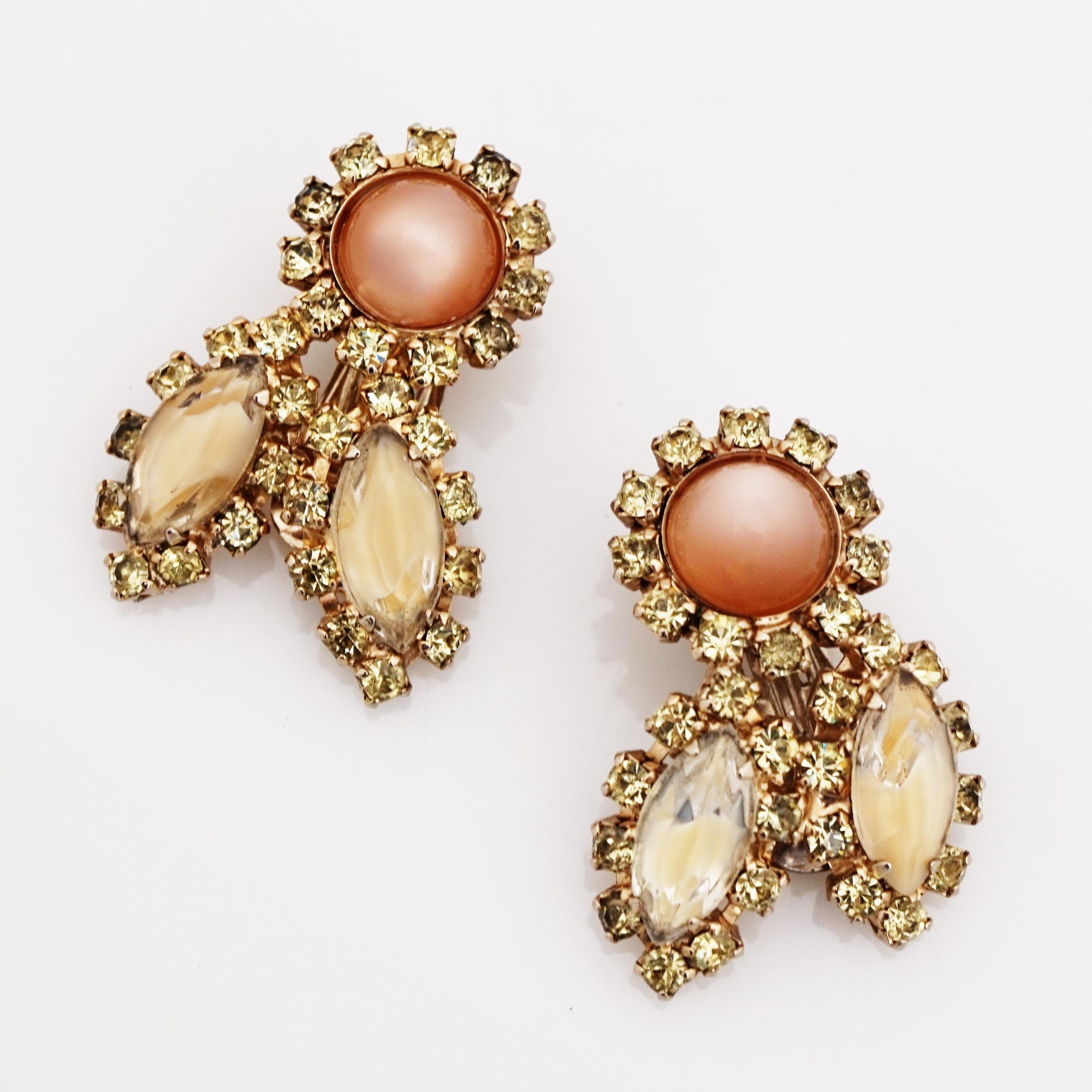 Moderne Boucles d'oreilles pendantes de style Juliana en forme de lune pendante pêche avec thermoset et strass champagne en vente