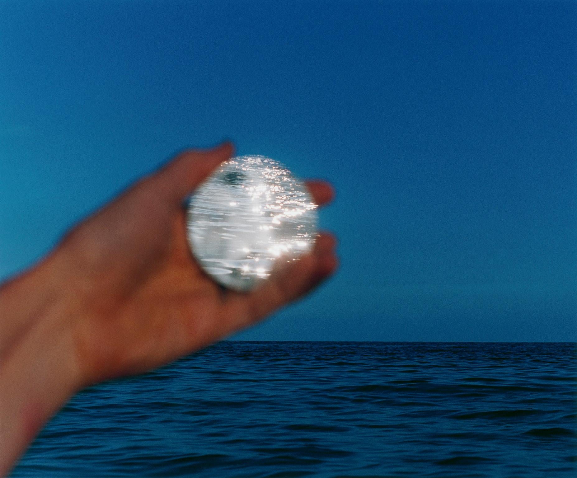 Julianne Swartz Color Photograph – „Placement (Disc)“ Foto-Spiegel mit reflectierendem Meeresstrand