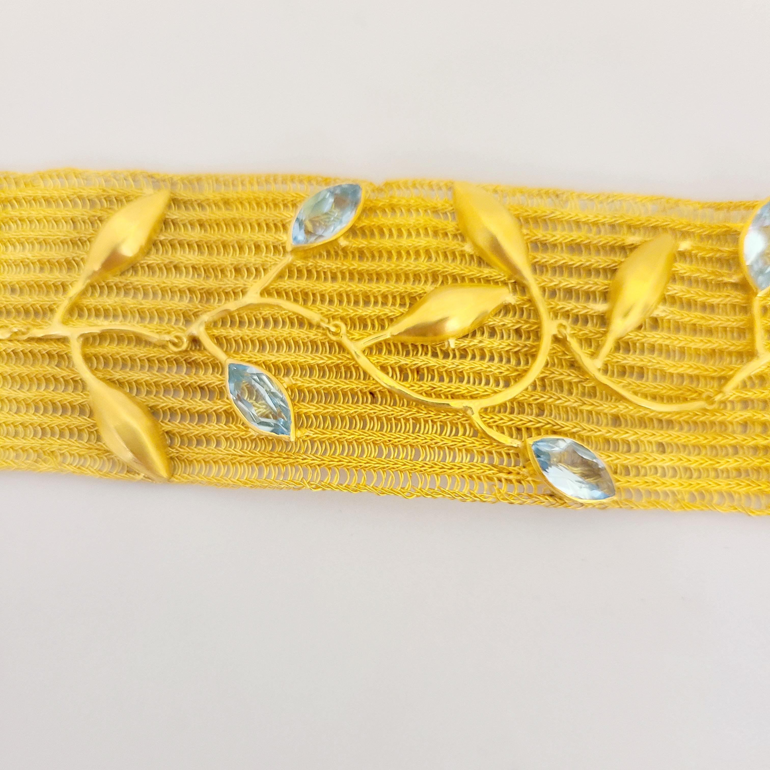 Julie Baker: 18 Karat Gelbgold-Armband mit 7,00 Karat blauem Topas im Marquis-Schliff (Kunsthandwerker*in) im Angebot