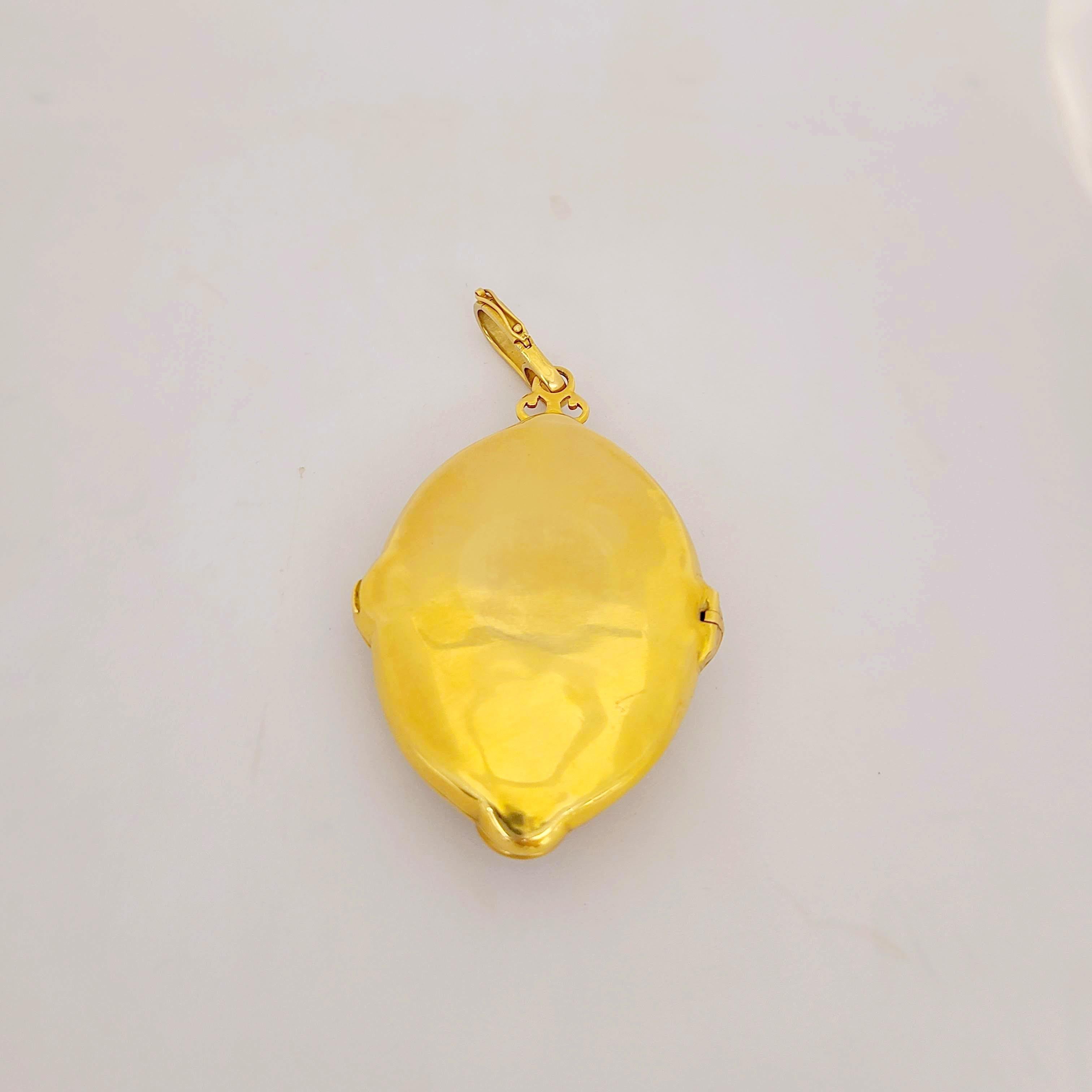Julie Baker: 18 Karat Gelbgold Medaillon mit Perlen und offener Gliederkette (Romantik) im Angebot