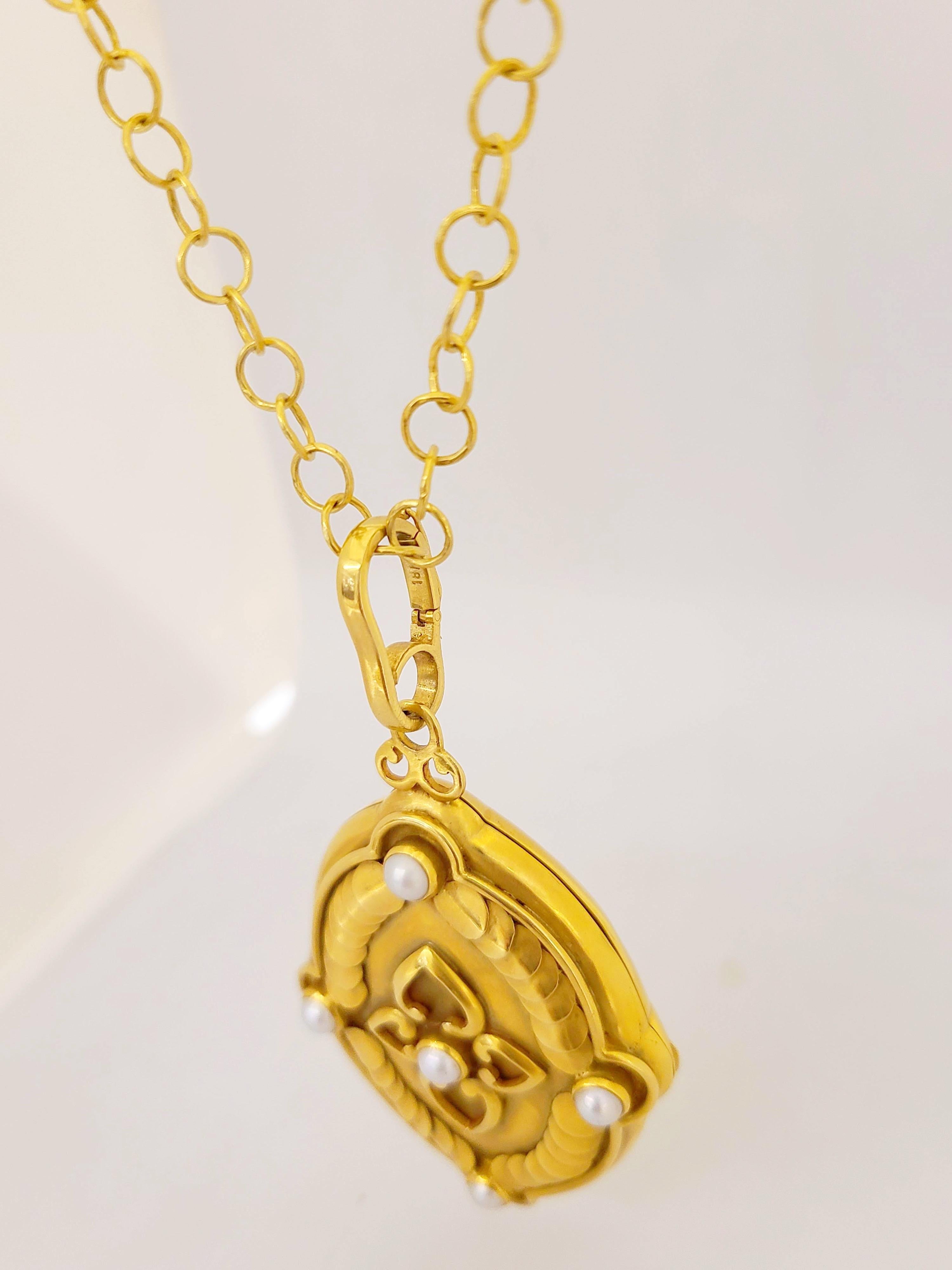 Julie Baker: 18 Karat Gelbgold Medaillon mit Perlen und offener Gliederkette (Rundschliff) im Angebot