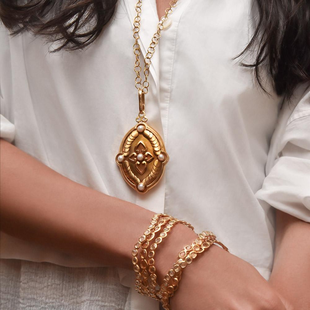 Julie Baker: 18 Karat Gelbgold Medaillon mit Perlen und offener Gliederkette im Zustand „Neu“ im Angebot in New York, NY