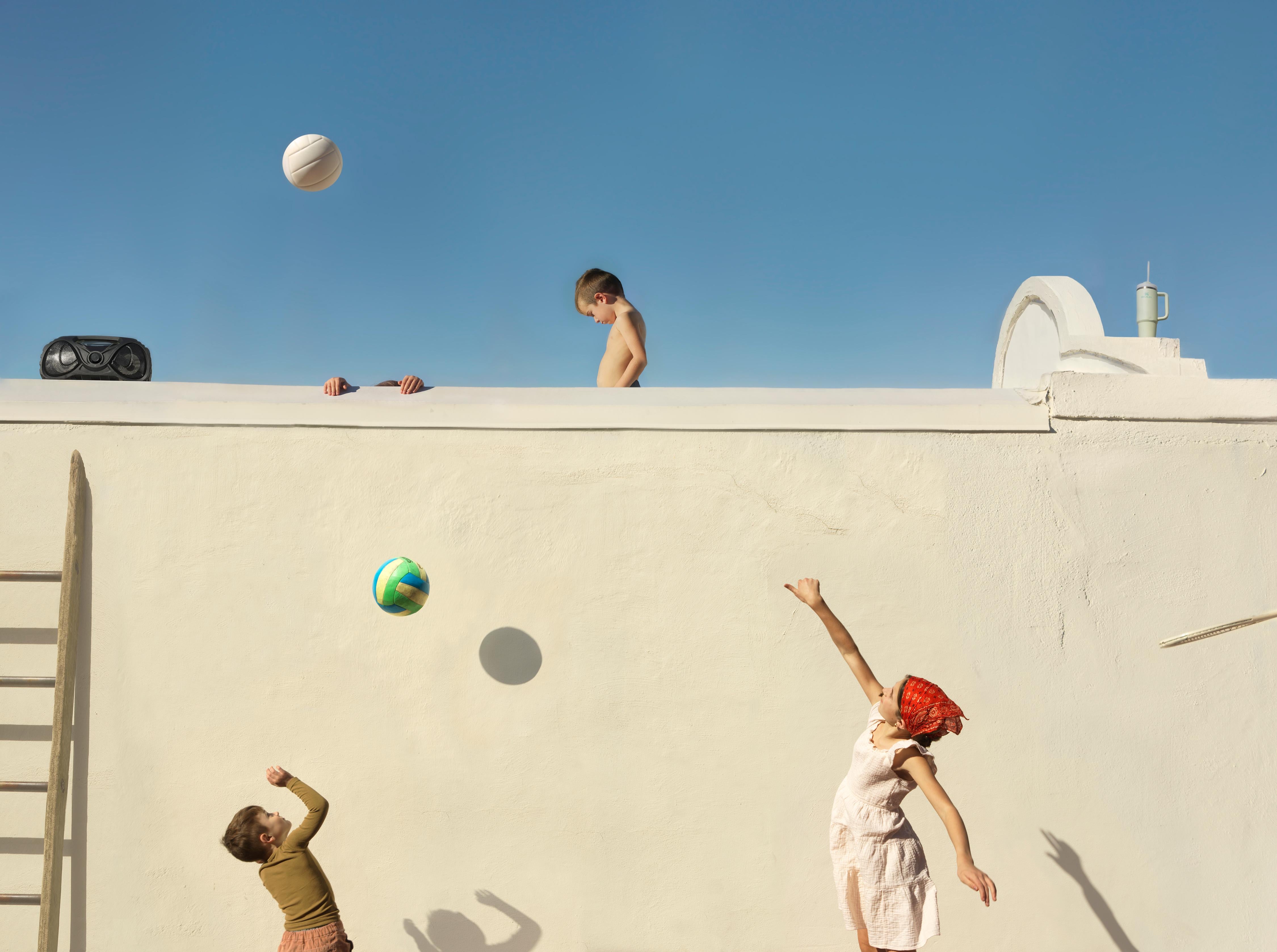 Color Photograph di Julie Blackmon - Palla di luna