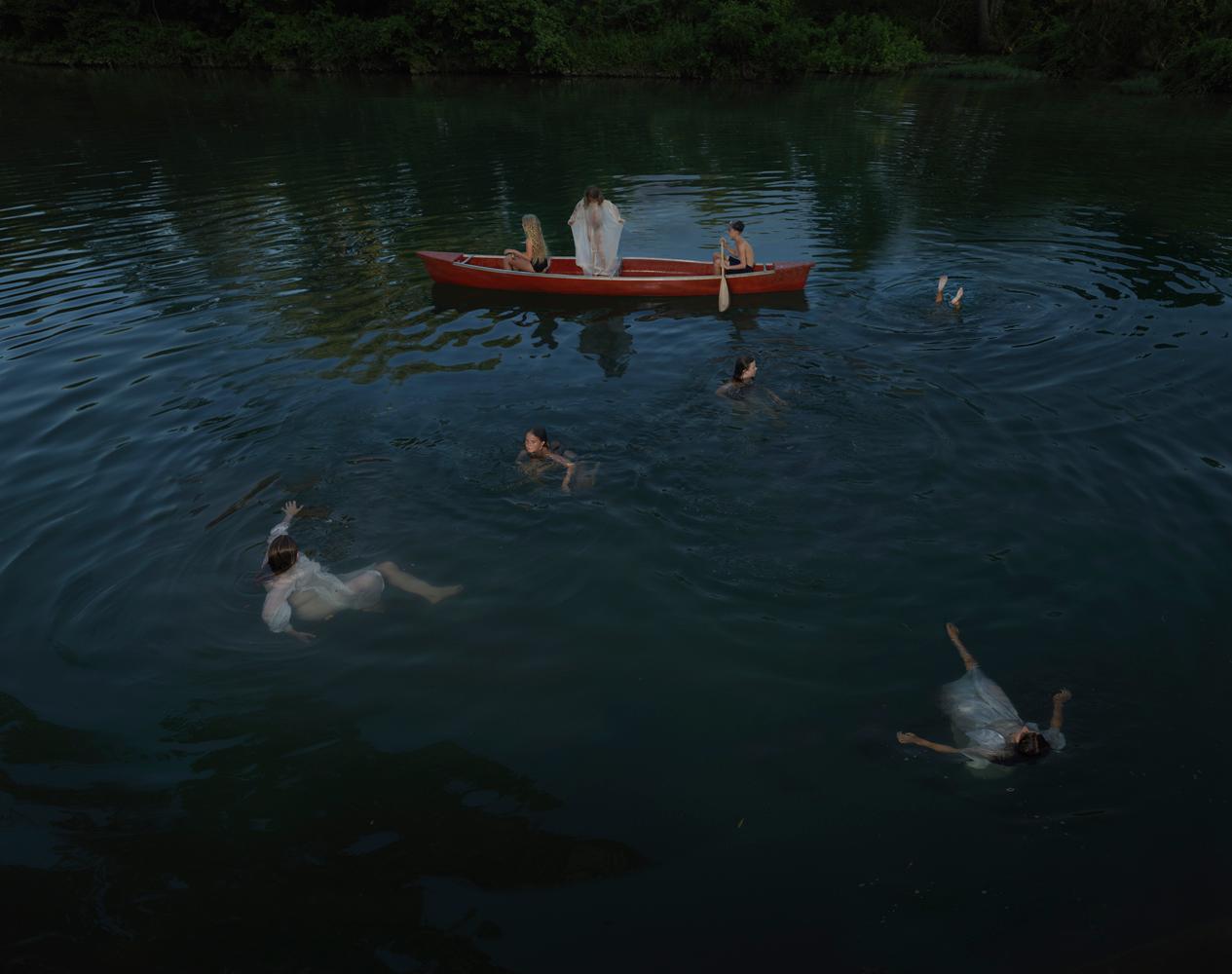 Julie Blackmon Color Photograph – Night Swim, Farbfotografie, limitierte Auflage, signiert und nummeriert