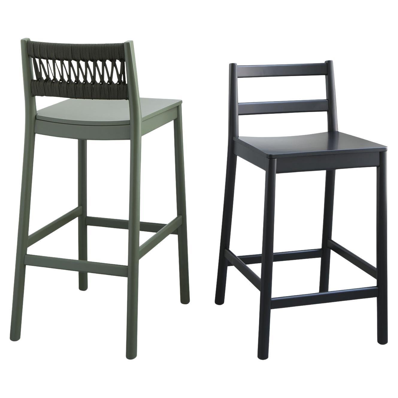 Complemento perfetto per un arredamento moderno e rustico-chic, sia privato che contract, questo sgabello di EMILIO NANNI reinterpreta l'archetipo della sedia in chiave contemporanea. Realizzato a mano in legno laccato verde, è arricchito da una