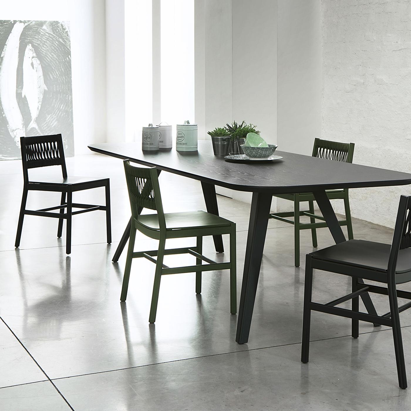 Caratterizzata da un affascinante schienale decorato con corda verde, questo raffinato ed elegante design di Emilio NANNI reinterpreta la sedia archetipica in chiave contemporanea. Disponibile in un'ampia gamma di colori, è realizzato a mano in