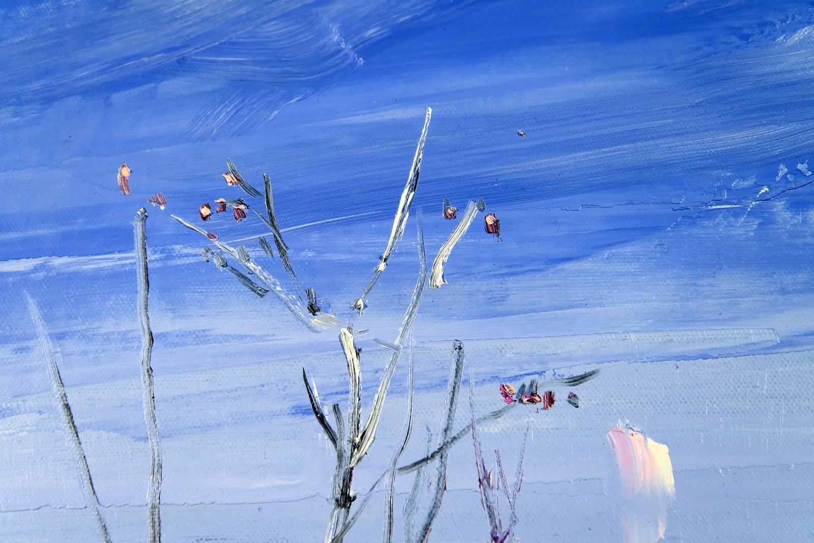Kahle Bäume vor einem dramatisch blauen Himmel schmiegen sich in dieser verträumten Landschaft von Julie Himel an die Küstenlinie. Himels Werke sind in einer Pastellpalette aus Blau, Mauve, Weiß und Hellgelb gehalten, die von Schwarz unterbrochen