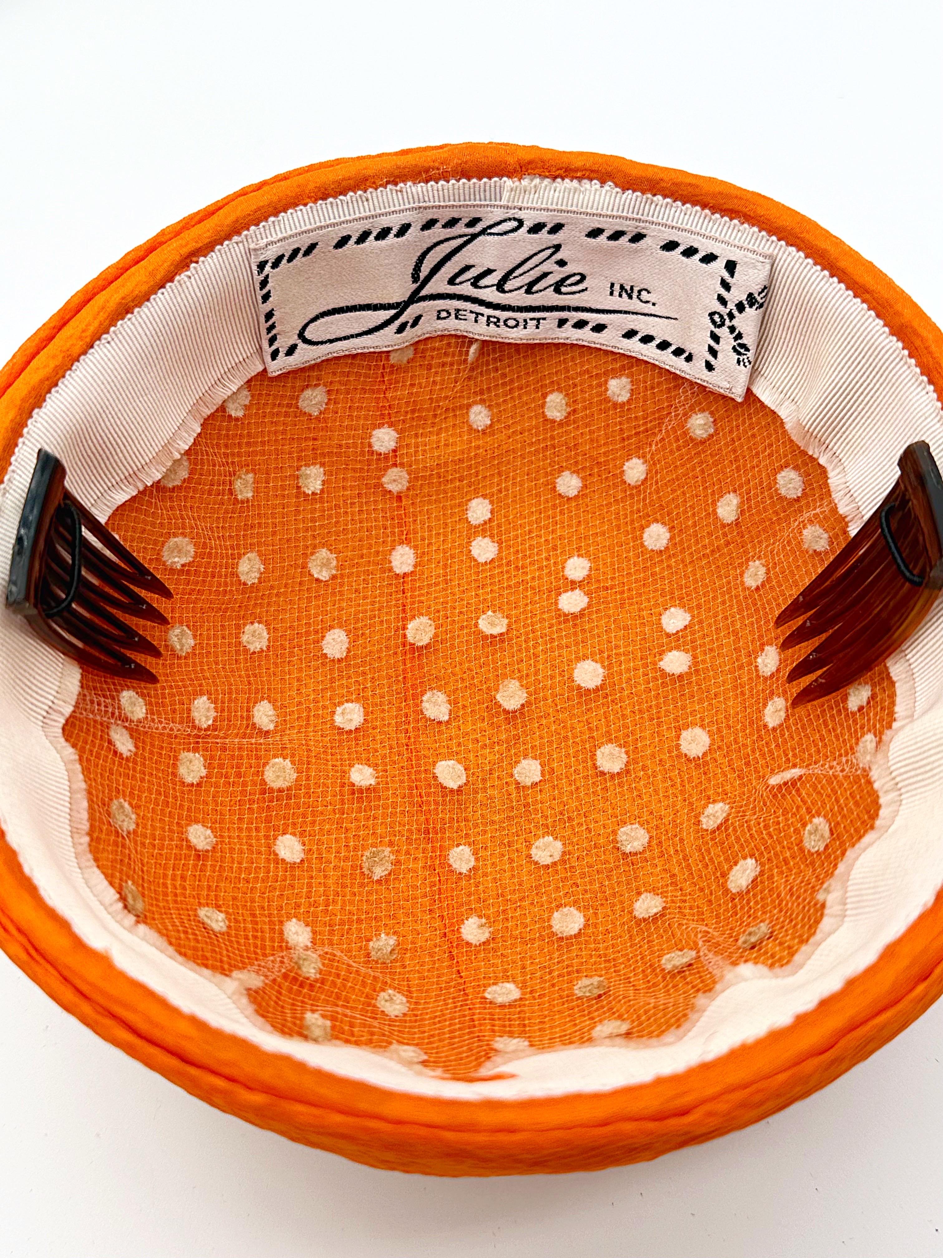 Excepcional sombrero turbante de organza de seda ombré naranja / sorbete de alta costura de los años 60 de Julie, Inc.  
Julie, Inc. era una tienda de ropa en el edificio Fisher de Detroit, Michigan, en los años sesenta. La tienda era conocida por