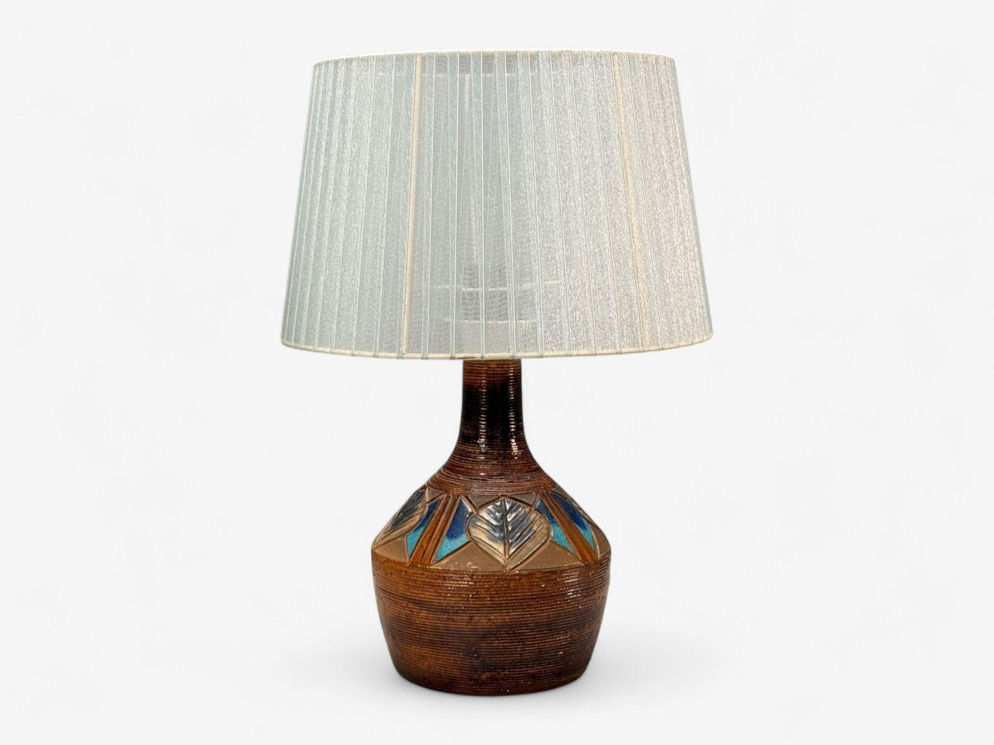 Julie Keramik, lámpara de sobremesa danesa moderna, cerámica marrón y azul bebé, Dinamarca, años 60

Lámpara de mesa de cerámica parcialmente esmaltada en marrón y azul bebé, diseñada y fabricada en Dinamarca a mediados del siglo XX. Este ejemplar