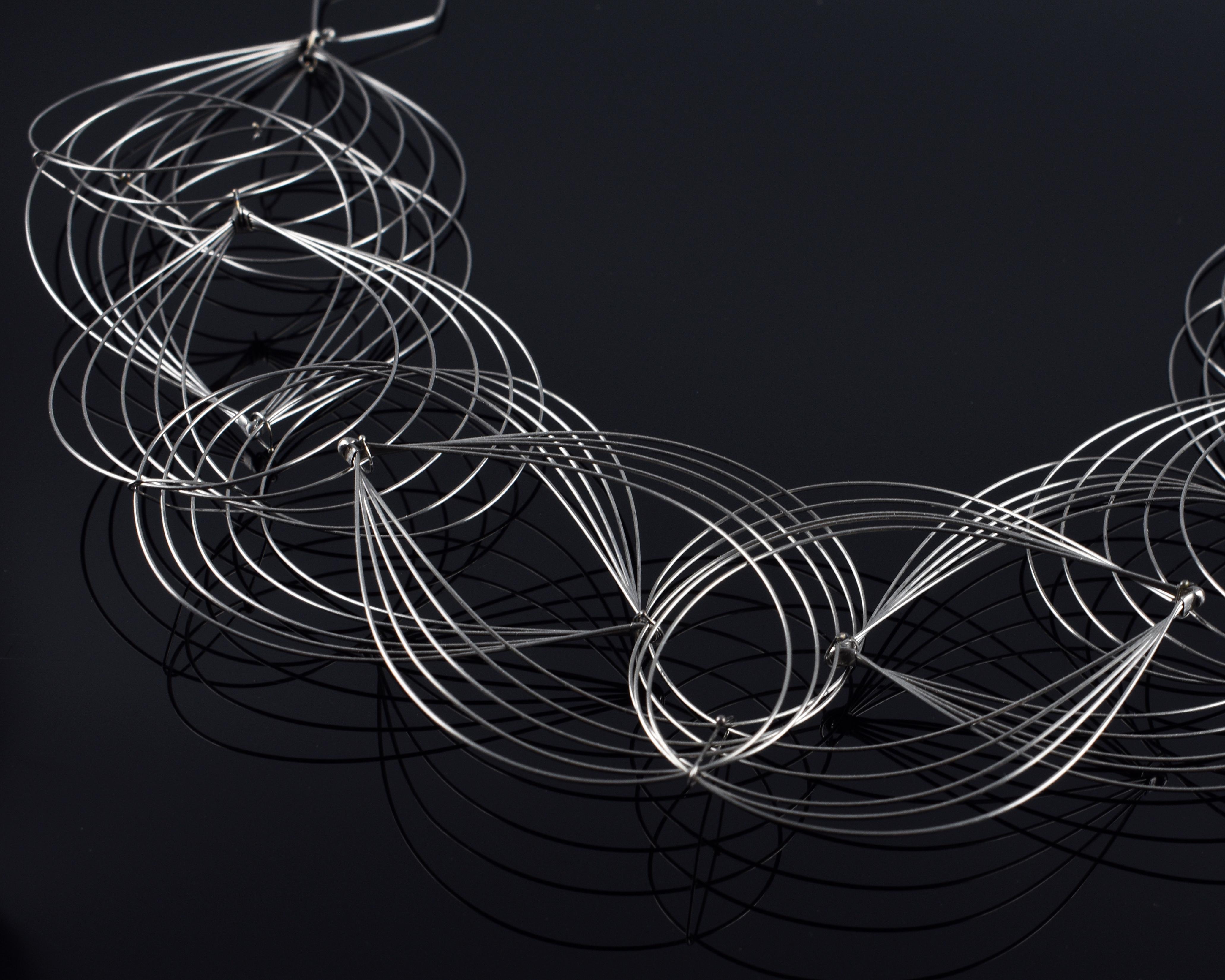 Collier « Trace Necklace », un collier contemporain en acier inoxydable de qualité supérieure - Sculpture de Julie Lake