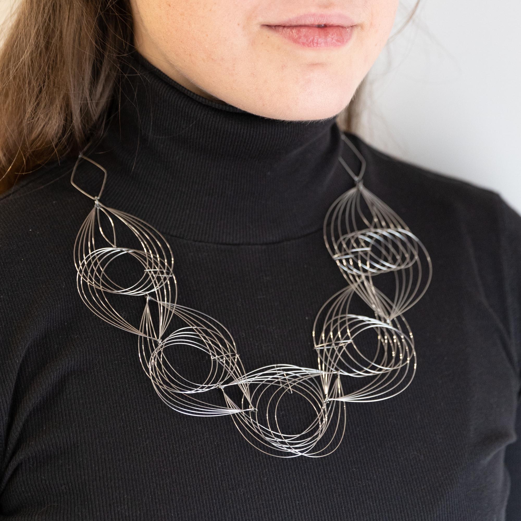 Collier « Trace Necklace », un collier contemporain en acier inoxydable de qualité supérieure - Géométrique abstrait Sculpture par Julie Lake