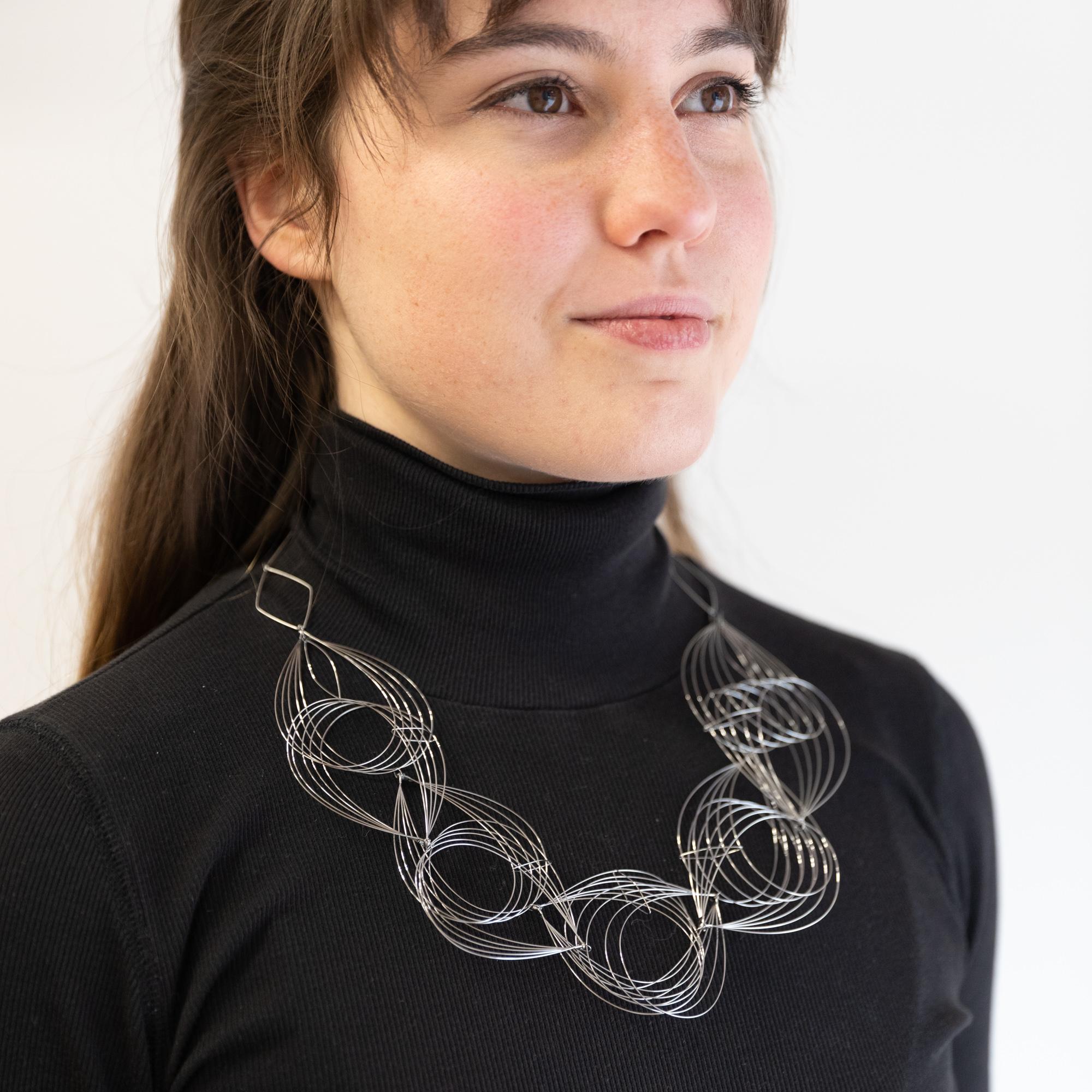 Collier « Trace Necklace », un collier contemporain en acier inoxydable de qualité supérieure - Noir Abstract Sculpture par Julie Lake