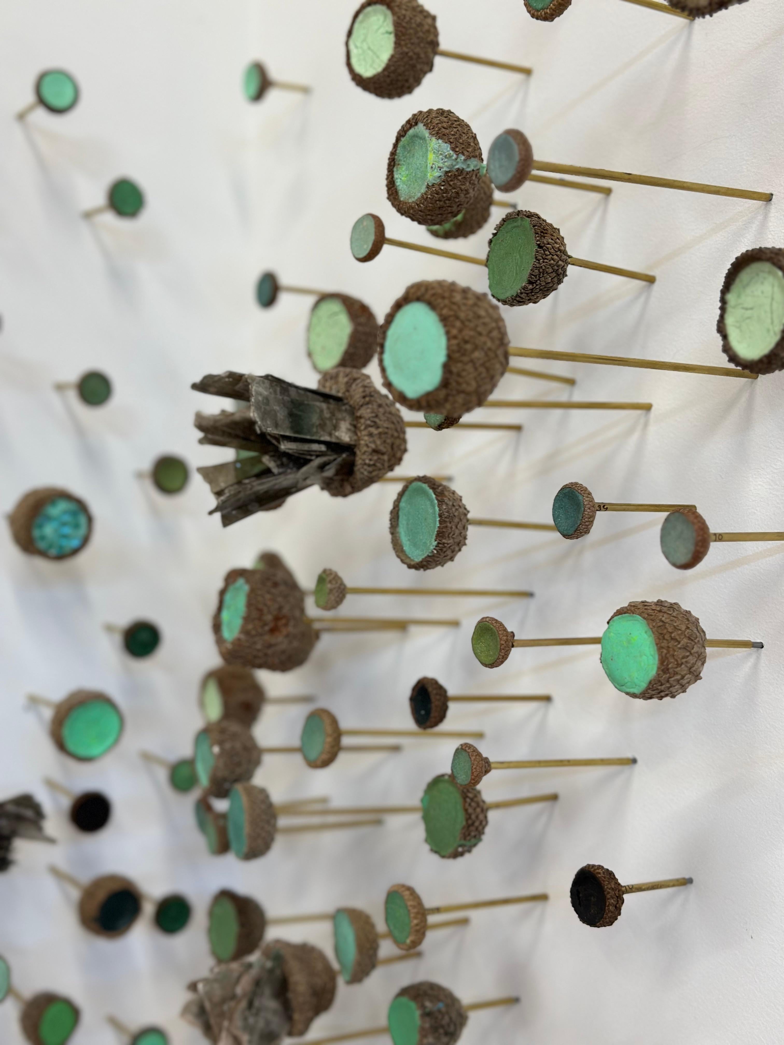 Aquatic Garden - Scultura da parete a tecnica mista Ghiande Cristalli Verde Menta, 2024 in vendita 6
