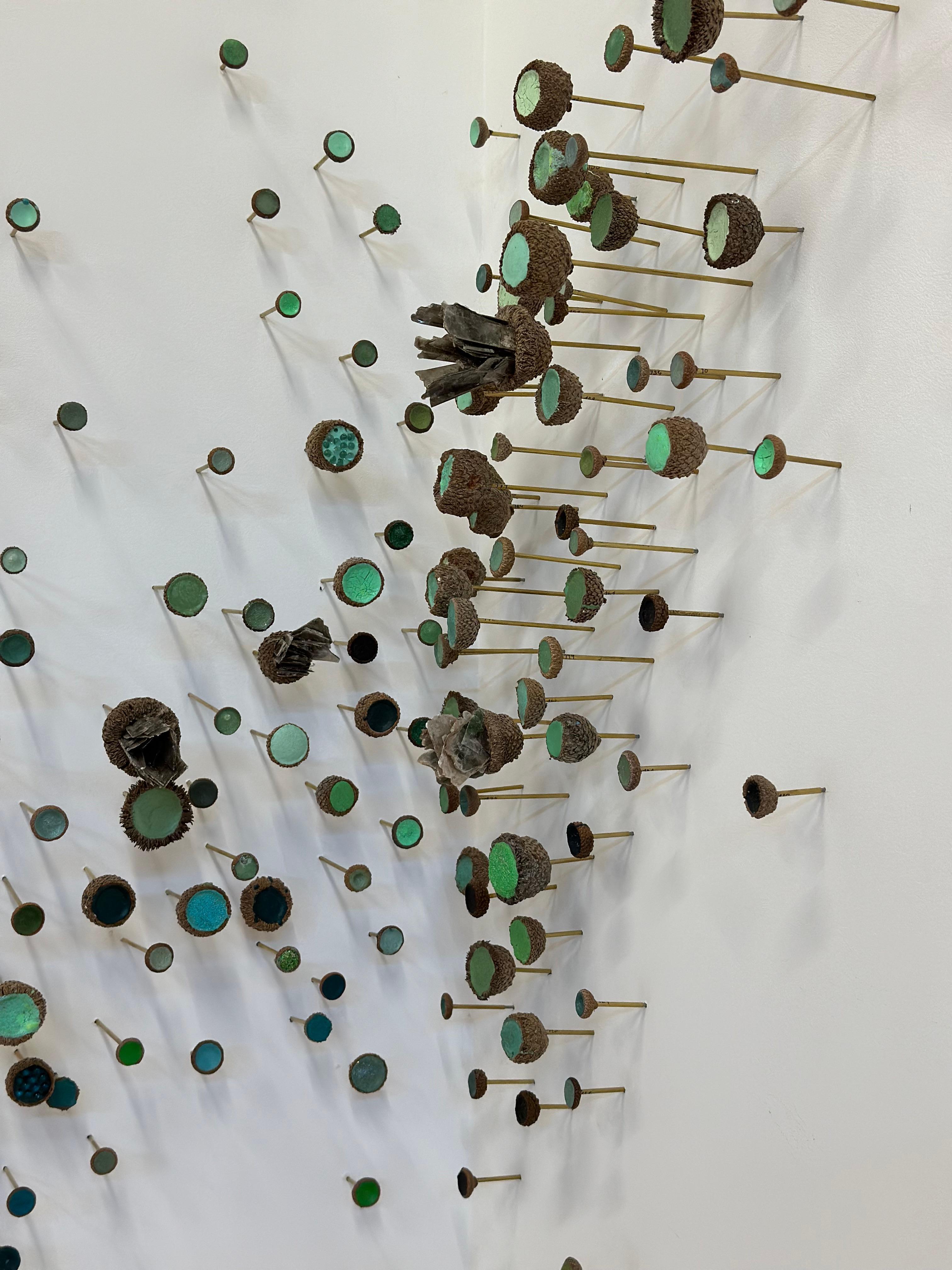 Aquatic Garden - Scultura da parete a tecnica mista Ghiande Cristalli Verde Menta, 2024 in vendita 1