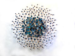 Sculpture murale en techniques mixtes avec ciel bleu azur, cobalt azur, glands et cristaux