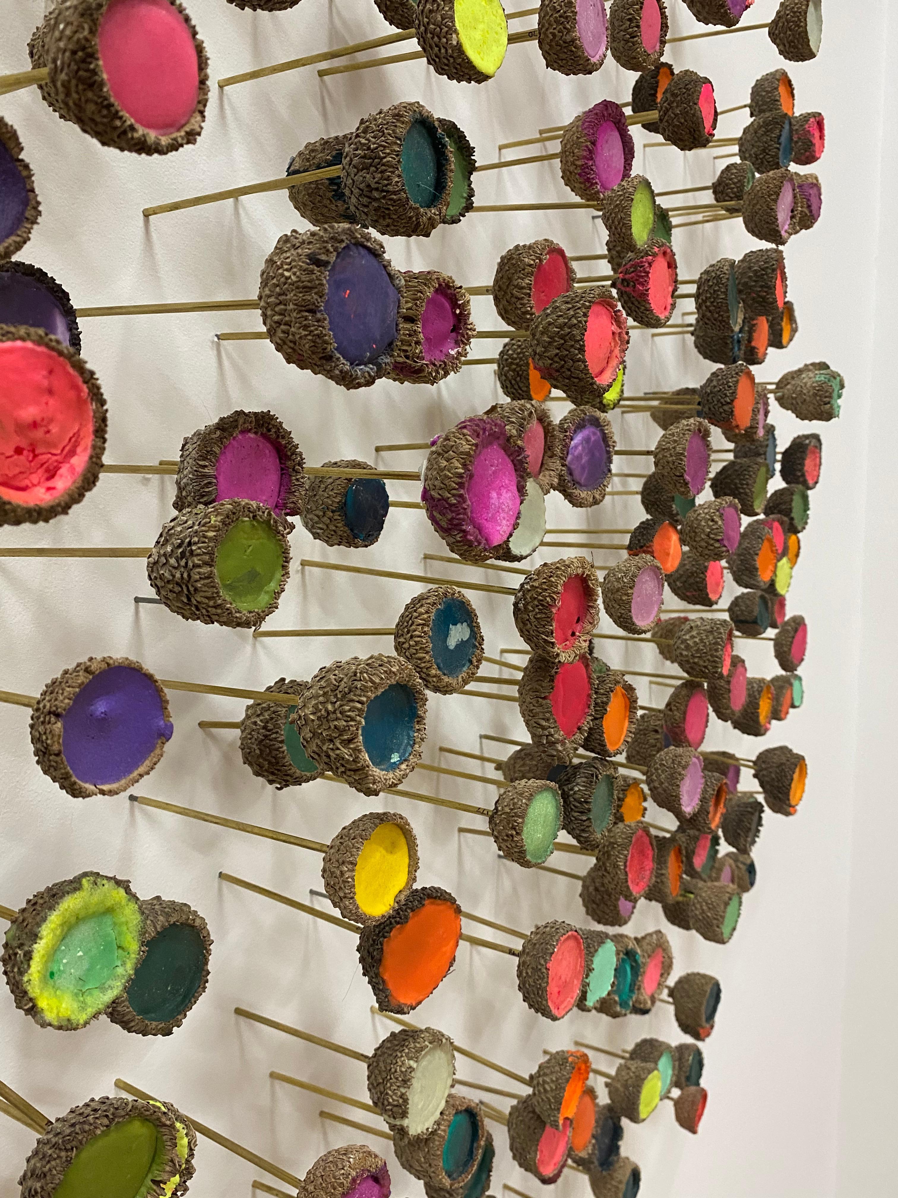 Bouquet - Escultura de Pared de Bellotas de Colores Amarillo Neón Rosa Naranja en venta 3