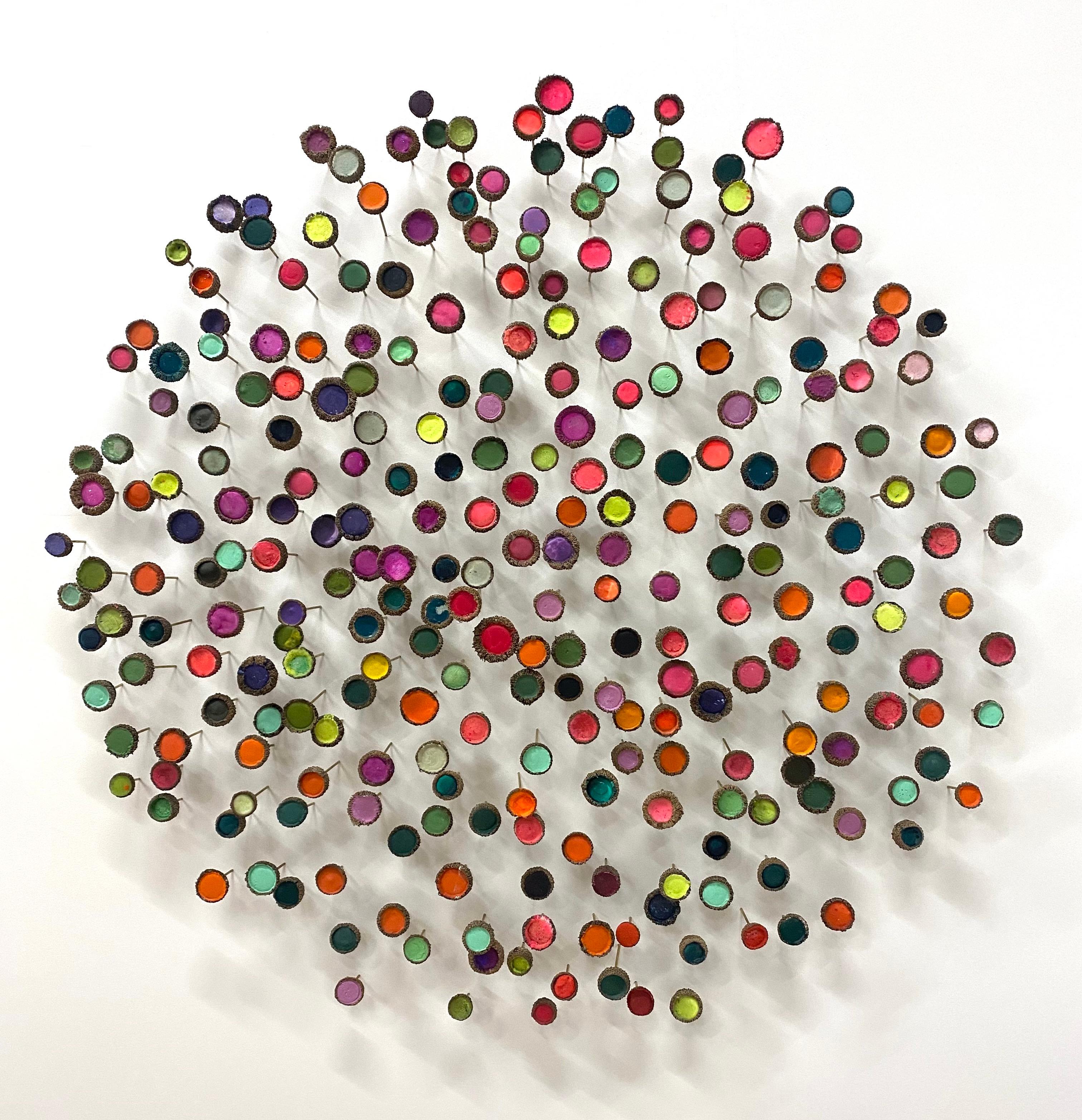 Abstract Sculpture de Julie Maren - Bouquet - Escultura de Pared de Bellotas de Colores Amarillo Neón Rosa Naranja