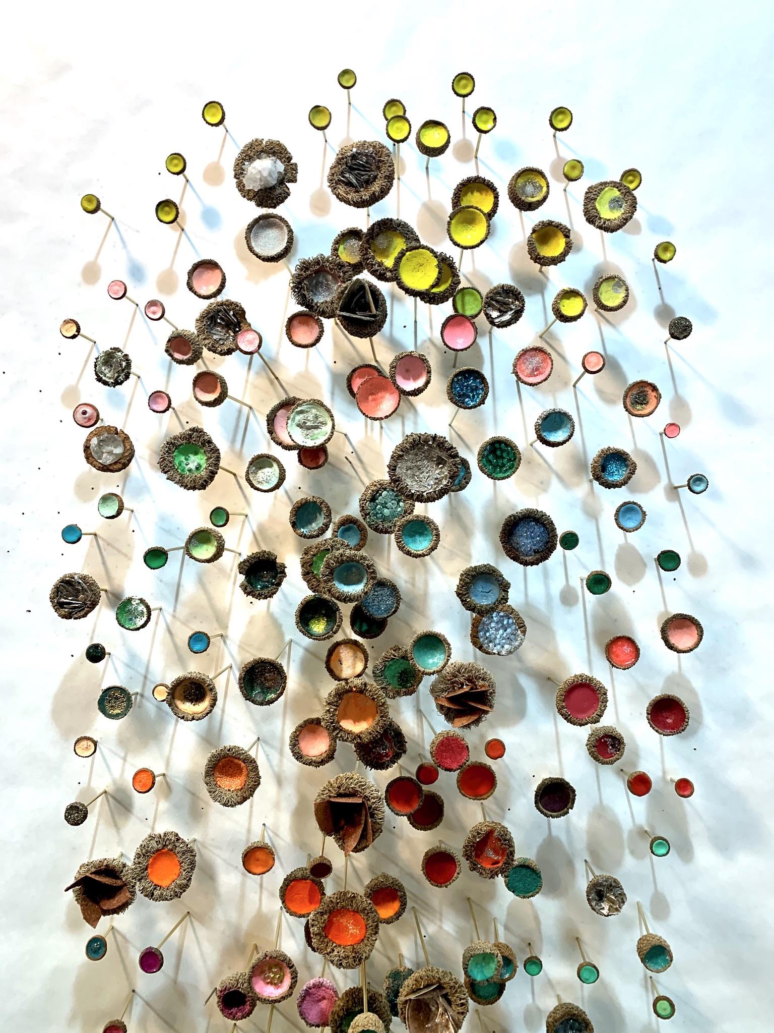 Jardin de thé,  Crystals, Acorns Multicored Mixed Media Wall Mounted Sculpture en vente 2