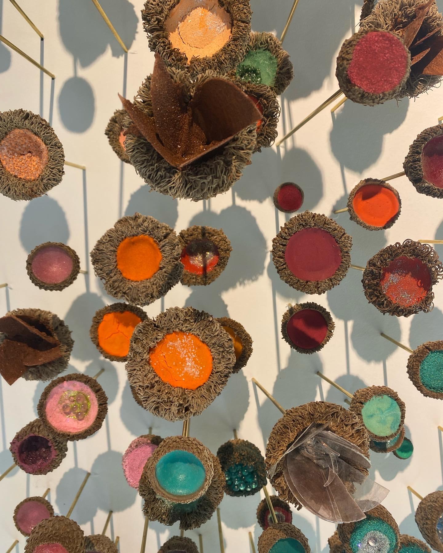 Jardin à thé - Sculpture murale en techniques mixtes Acorns Crystals Blue Pink Orange, 2021 en vente 7