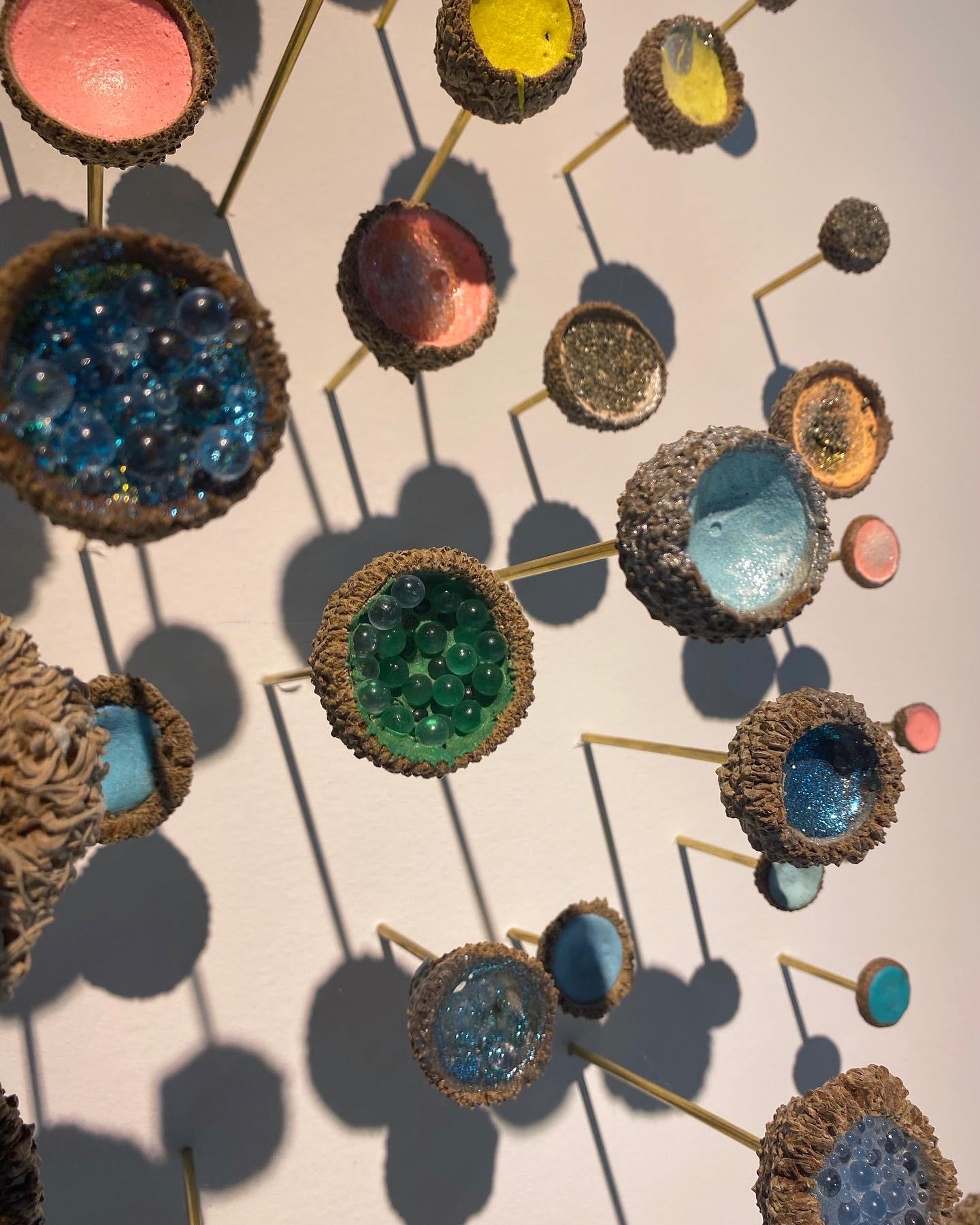 Jardin à thé - Sculpture murale en techniques mixtes Acorns Crystals Blue Pink Orange, 2021 en vente 8