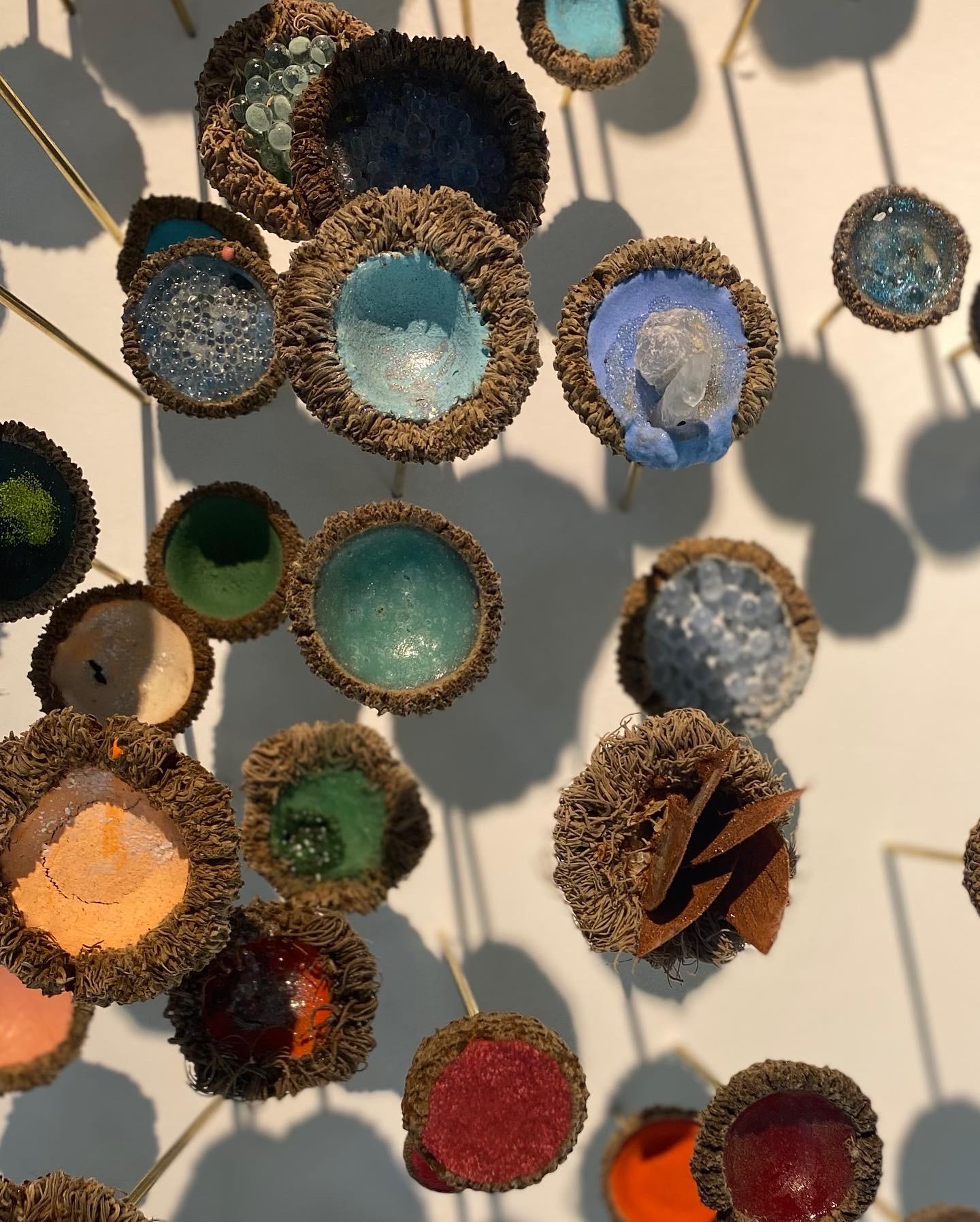 Jardin à thé - Sculpture murale en techniques mixtes Acorns Crystals Blue Pink Orange, 2021 en vente 9