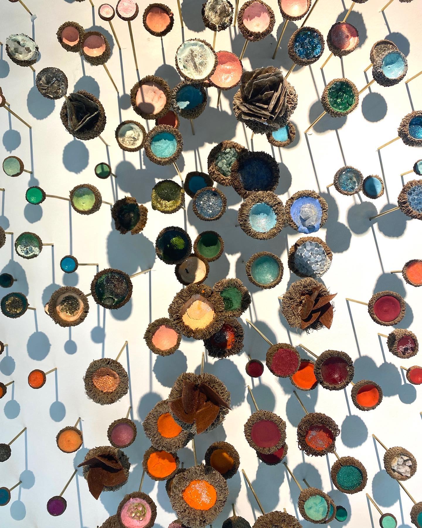 Jardin à thé - Sculpture murale en techniques mixtes Acorns Crystals Blue Pink Orange, 2021 en vente 10