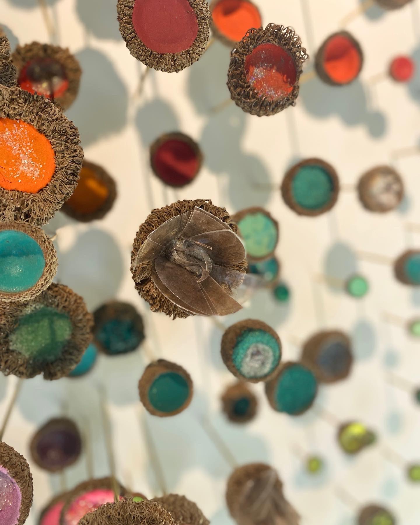 Jardin à thé - Sculpture murale en techniques mixtes Acorns Crystals Blue Pink Orange, 2021 en vente 11