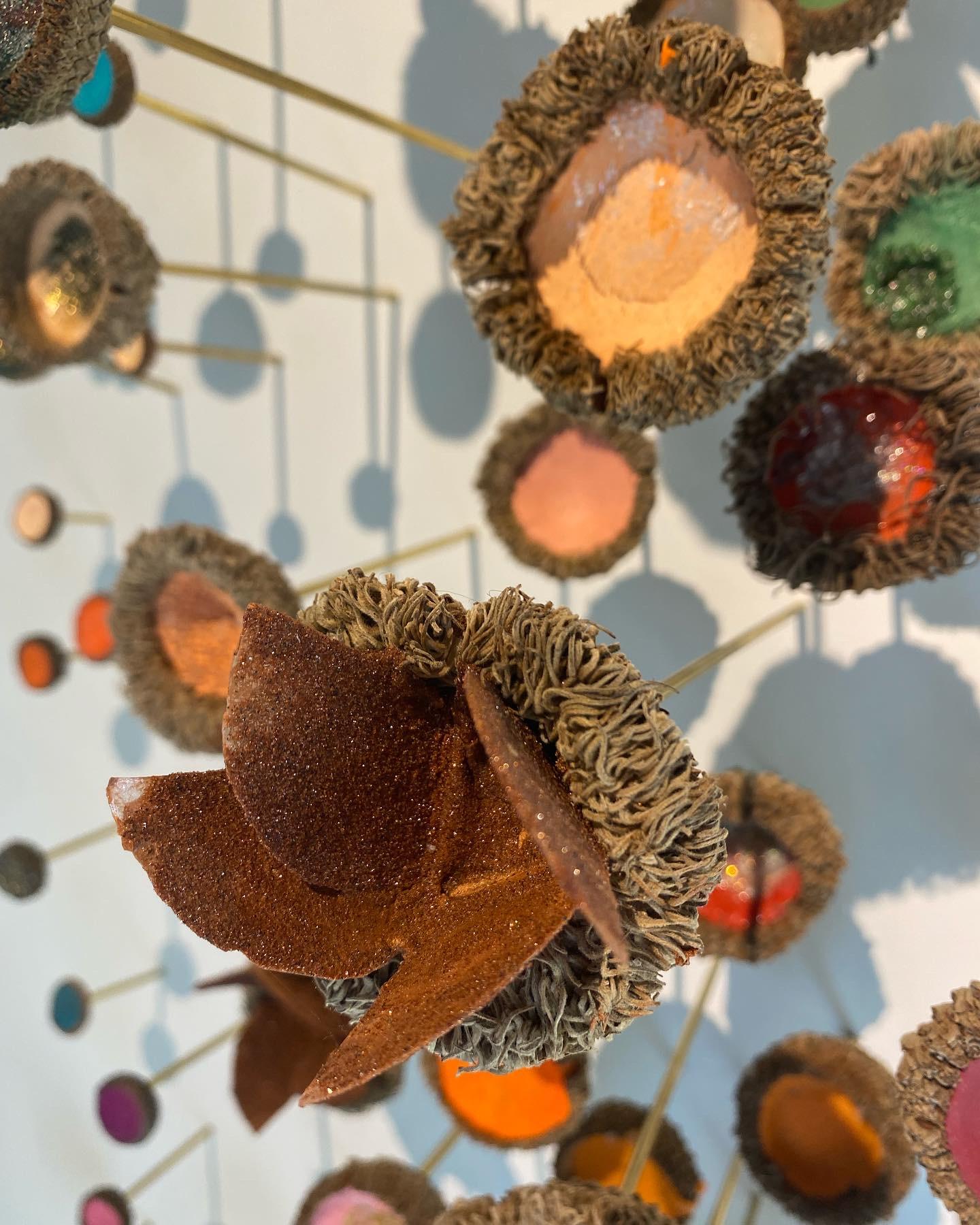 Jardin à thé - Sculpture murale en techniques mixtes Acorns Crystals Blue Pink Orange, 2021 en vente 12