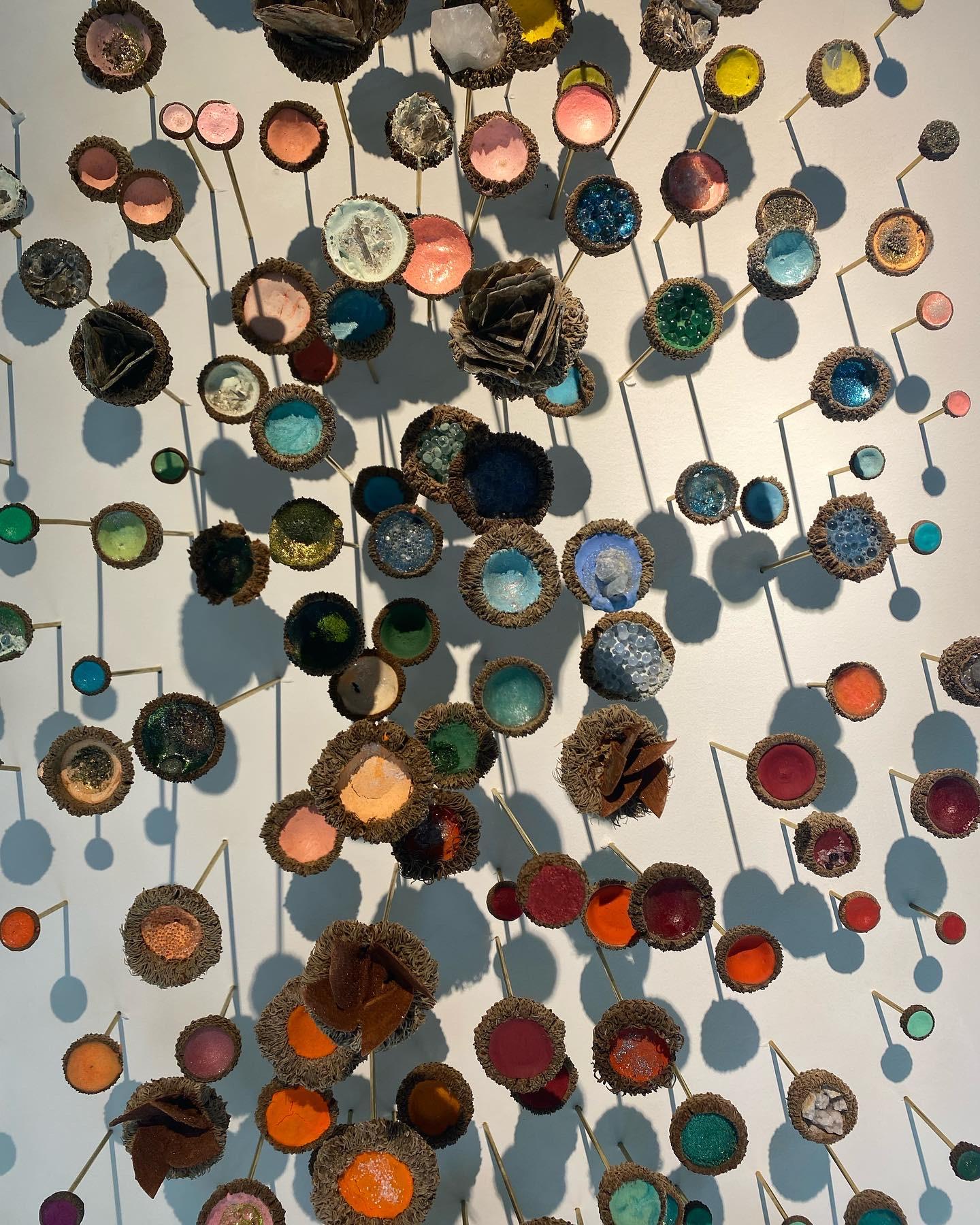 Jardin à thé - Sculpture murale en techniques mixtes Acorns Crystals Blue Pink Orange, 2021 en vente 13