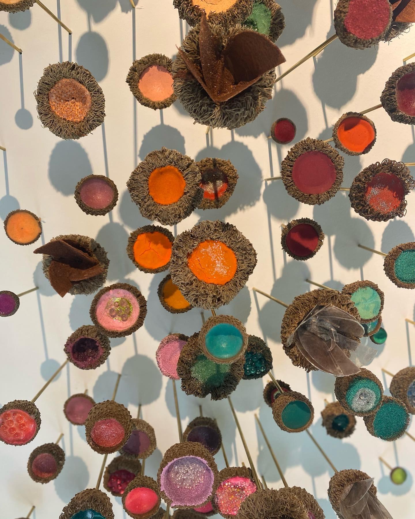 Jardin à thé - Sculpture murale en techniques mixtes Acorns Crystals Blue Pink Orange, 2021 en vente 14