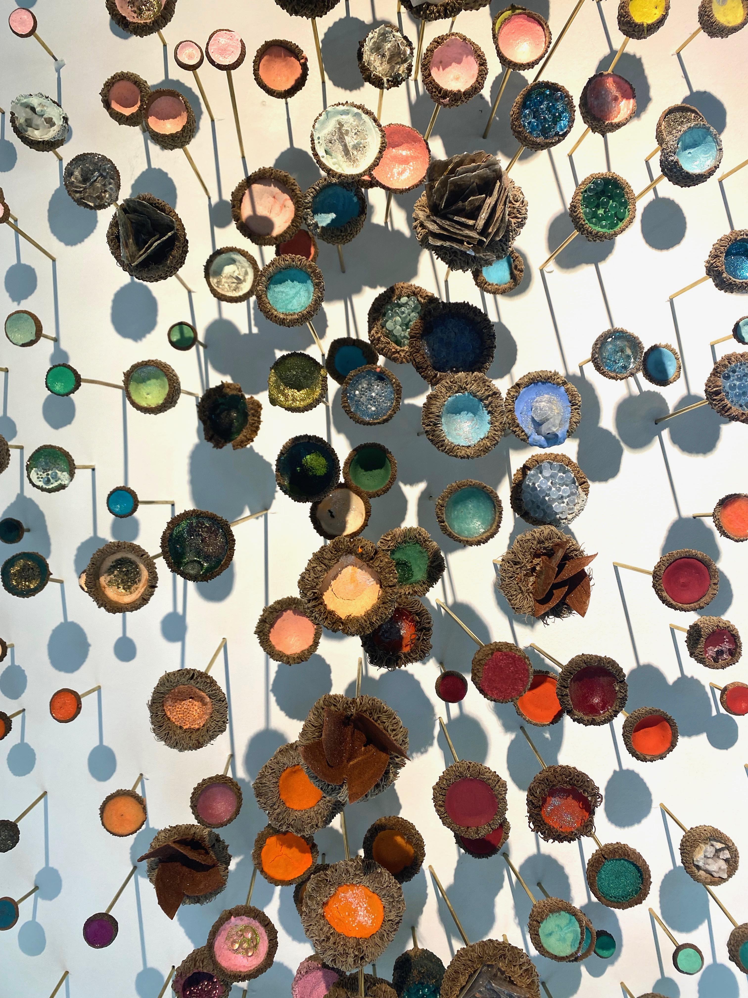 Jardin à thé - Sculpture murale en techniques mixtes Acorns Crystals Blue Pink Orange, 2021 en vente 16