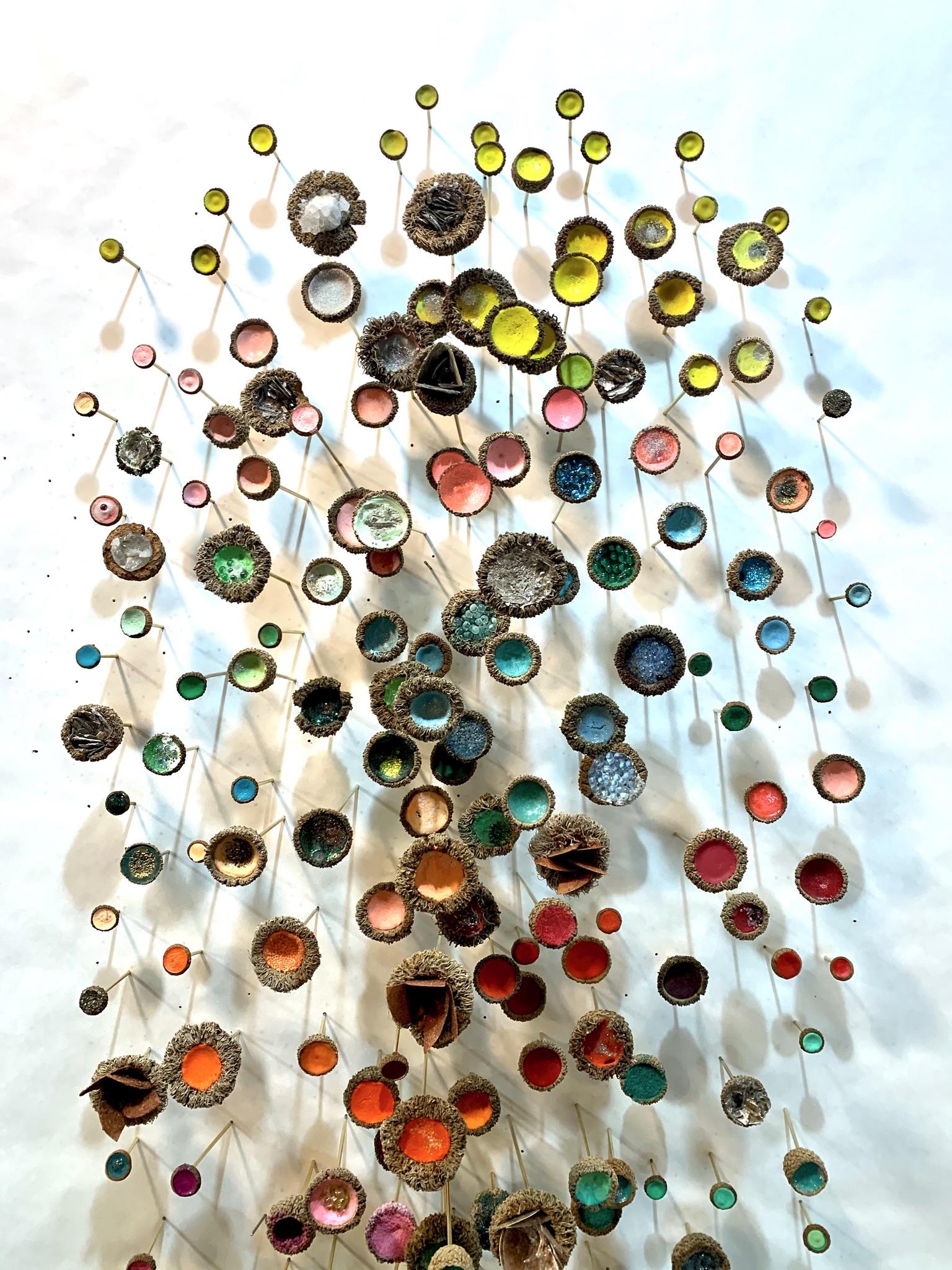 Jardin à thé - Sculpture murale en techniques mixtes Acorns Crystals Blue Pink Orange, 2021 en vente 1