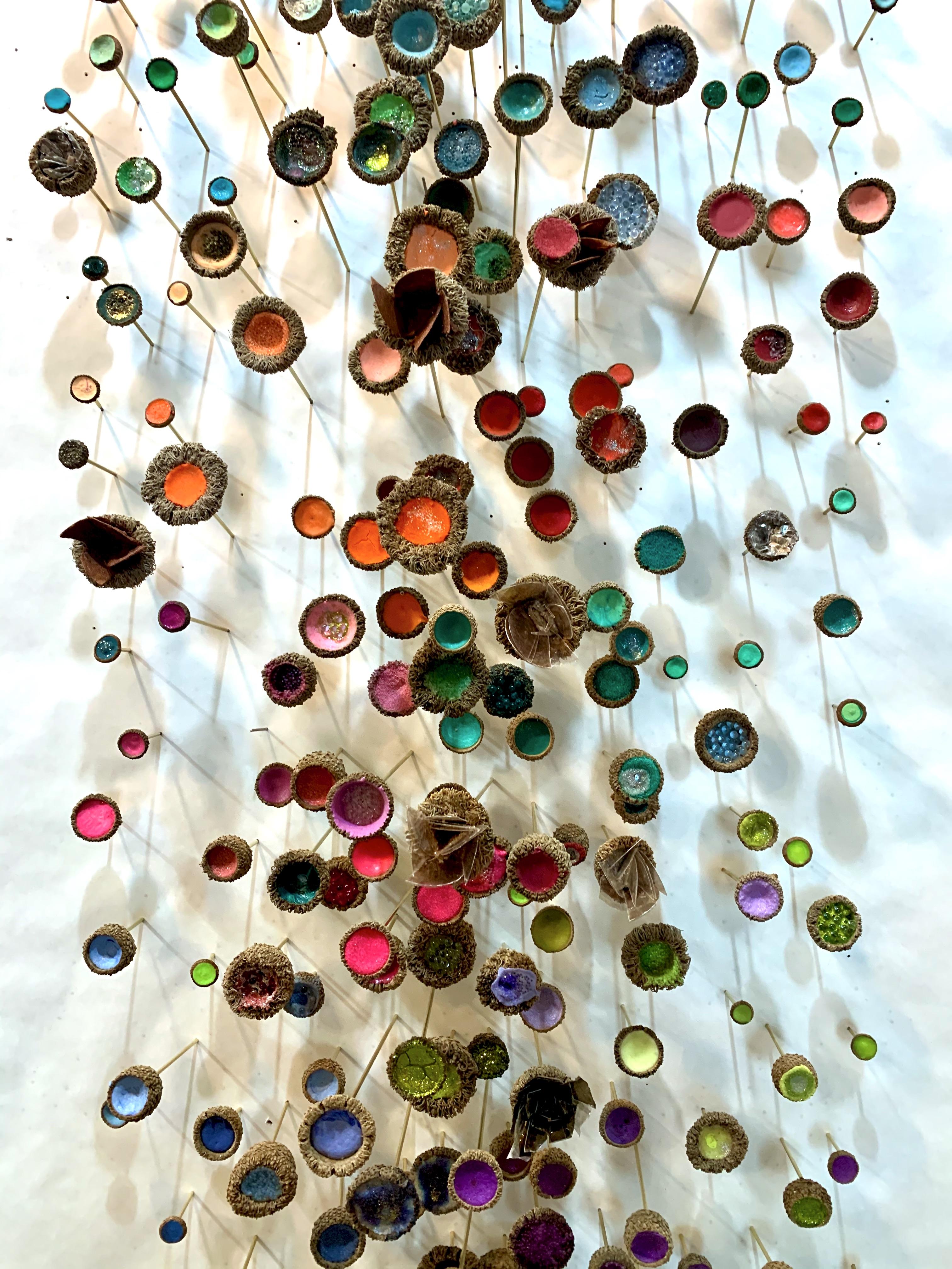 Jardin à thé - Sculpture murale en techniques mixtes Acorns Crystals Blue Pink Orange, 2021 en vente 2