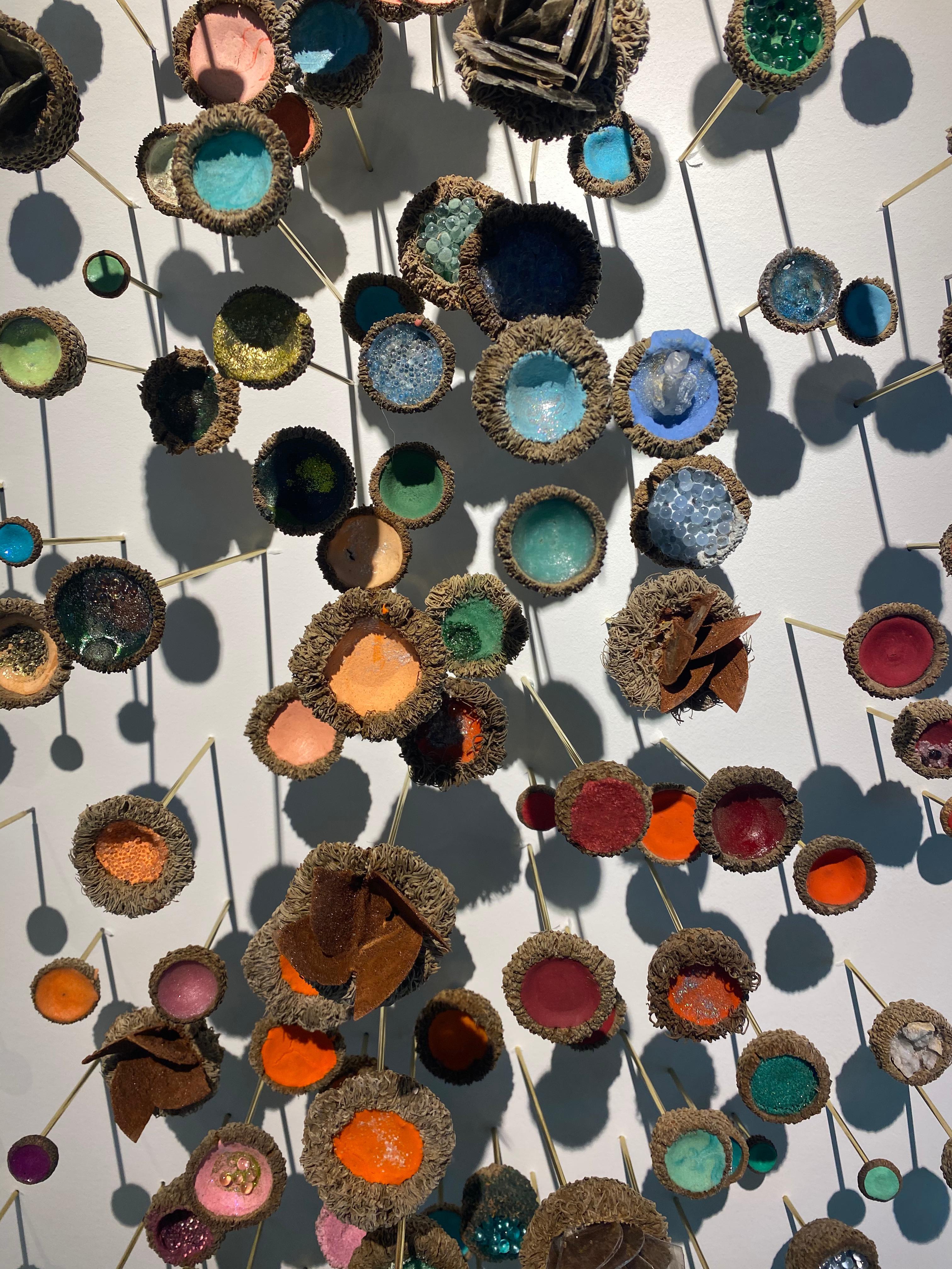 Jardin à thé - Sculpture murale en techniques mixtes Acorns Crystals Blue Pink Orange, 2021 en vente 3
