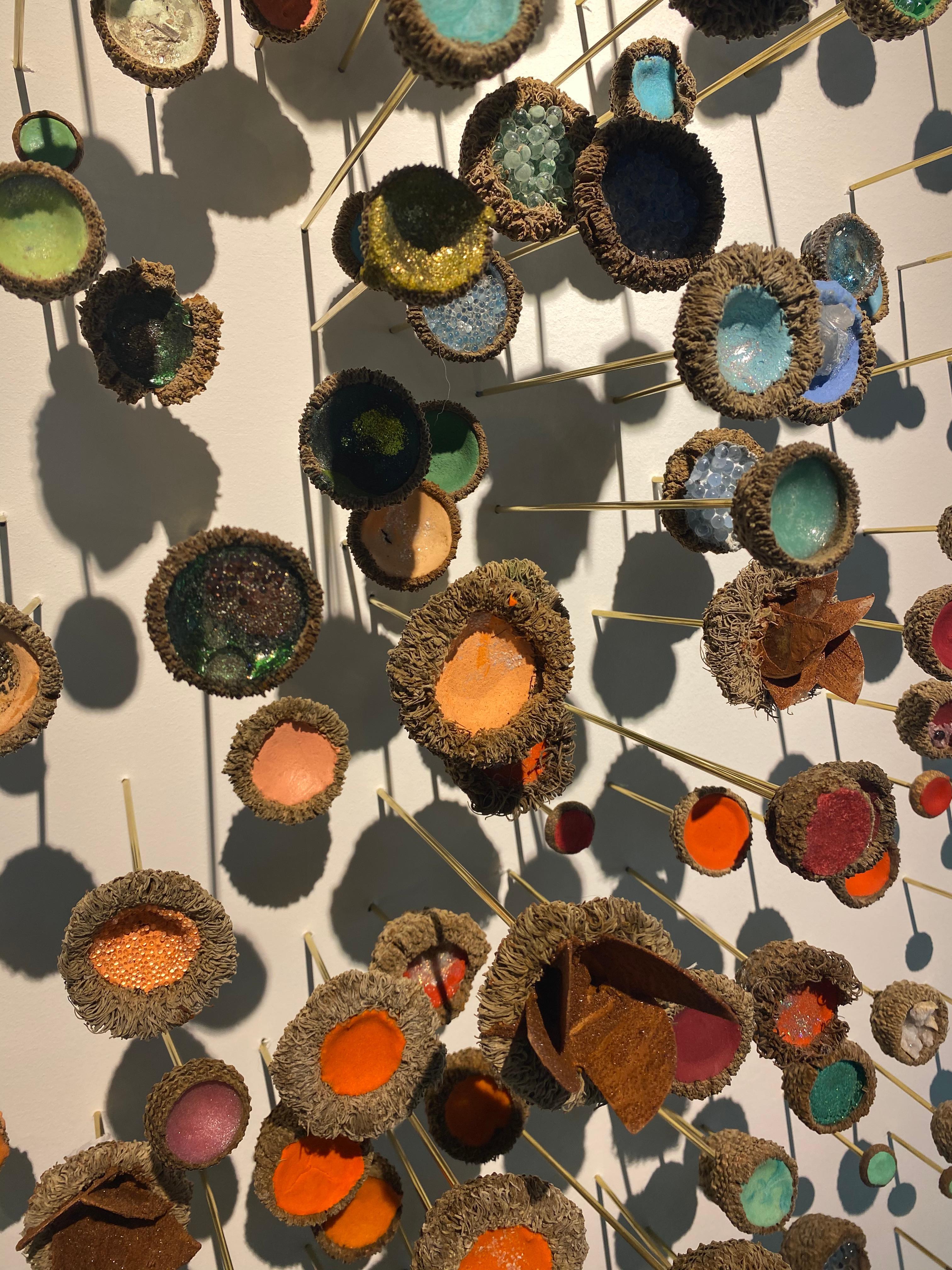 Jardin à thé - Sculpture murale en techniques mixtes Acorns Crystals Blue Pink Orange, 2021 en vente 4