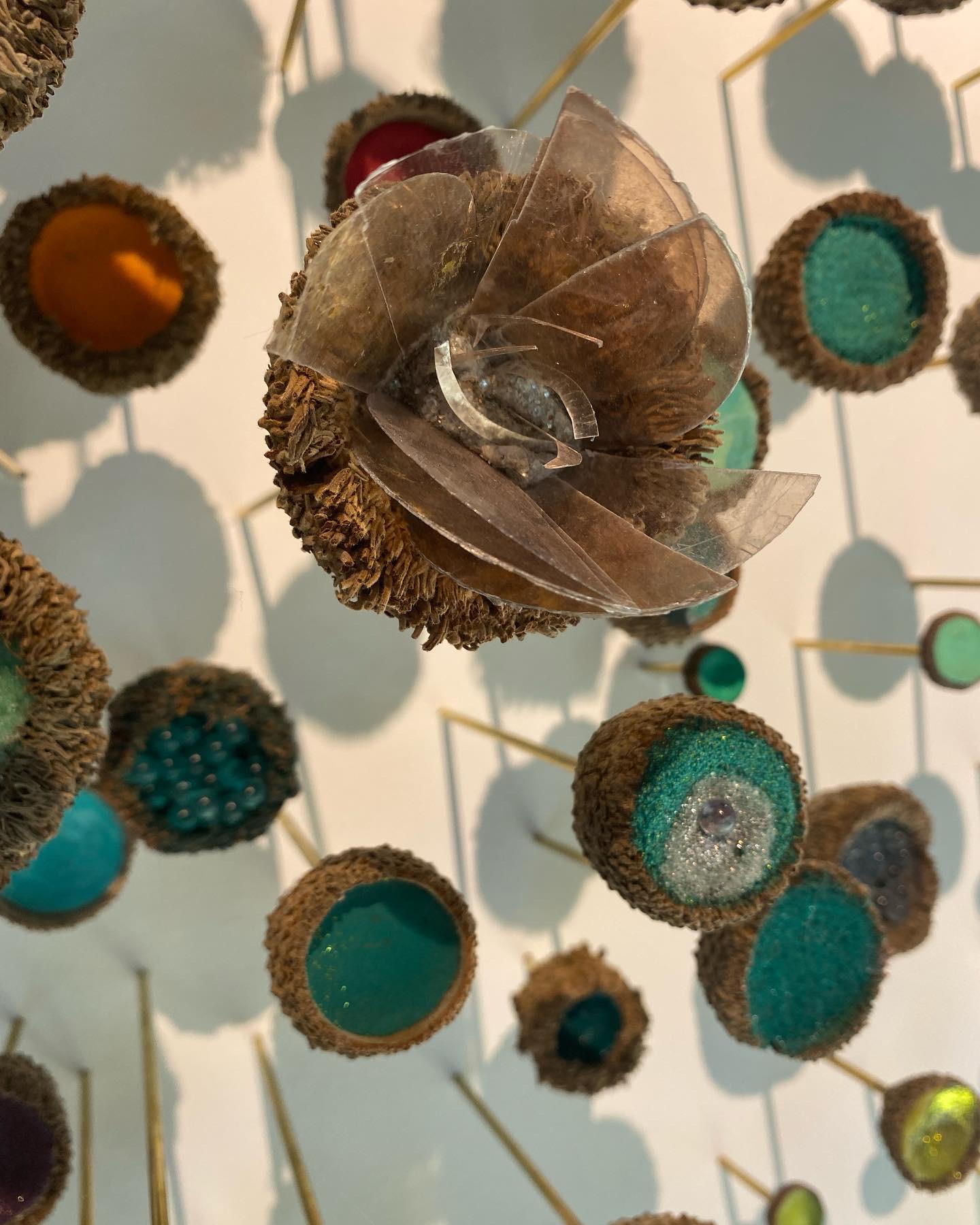 Jardin à thé - Sculpture murale en techniques mixtes Acorns Crystals Blue Pink Orange, 2021 en vente 6