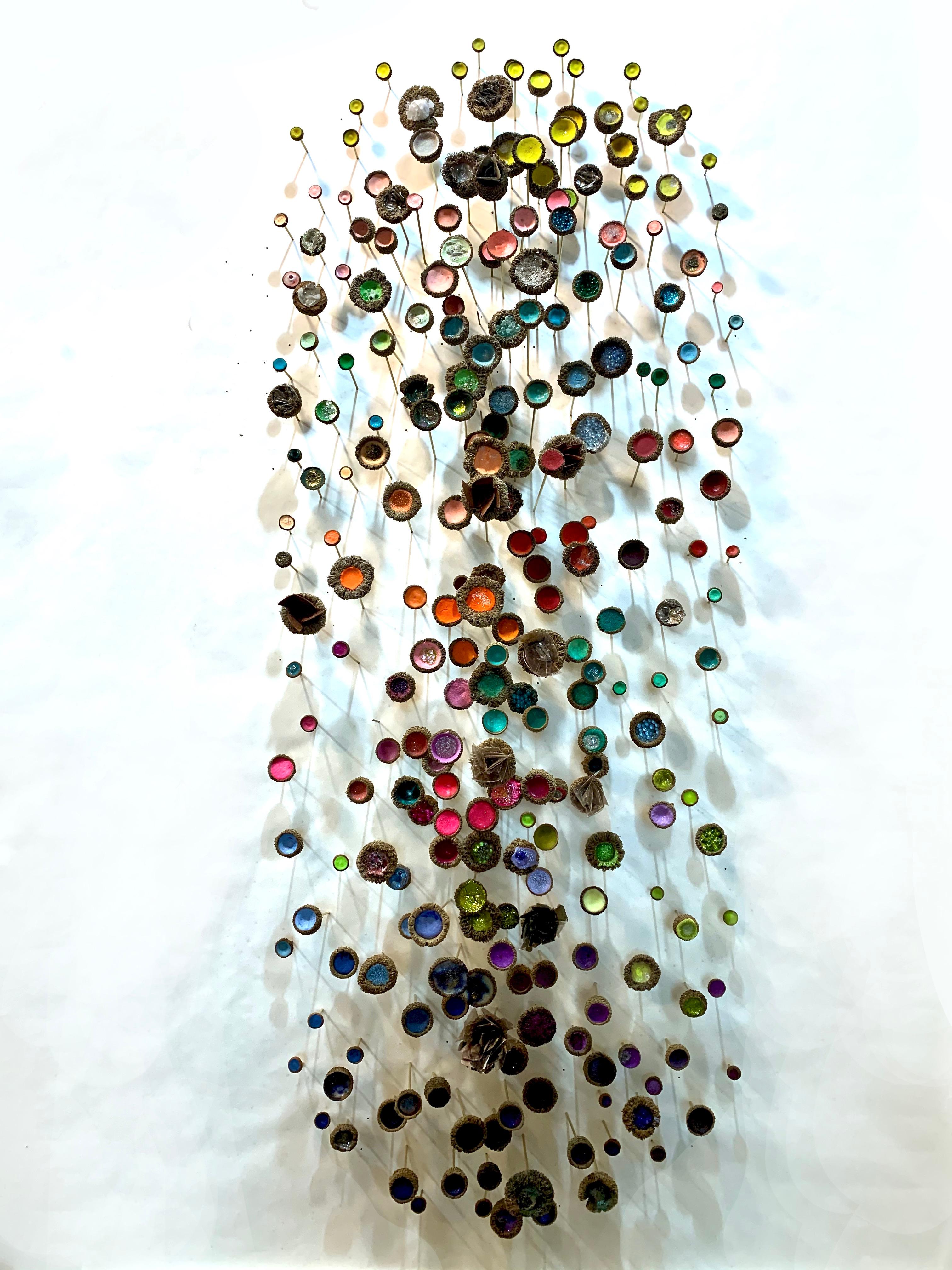Abstract Sculpture Julie Maren - Jardin à thé - Sculpture murale en techniques mixtes Acorns Crystals Blue Pink Orange, 2021