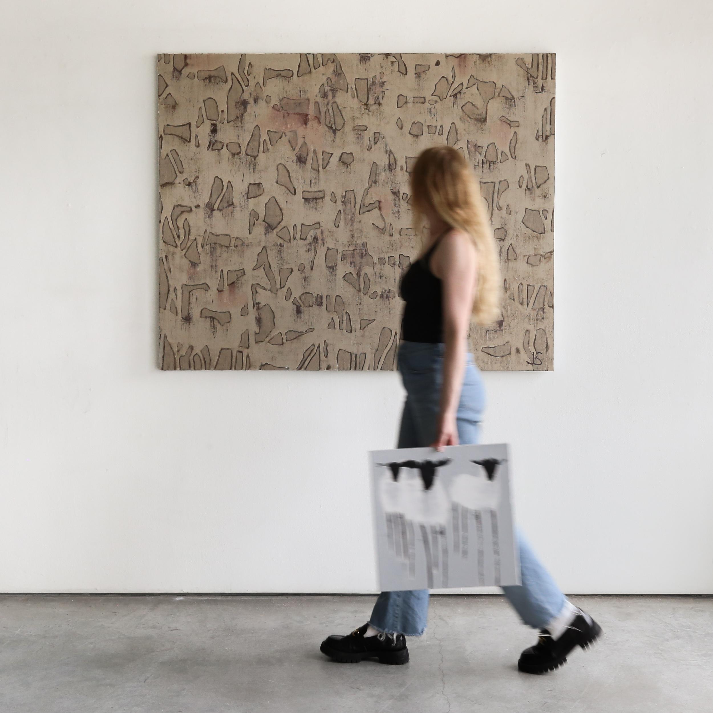 Julie Sneed es una artista contemporánea nacida y criada en un rancho ganadero de Kansas. Su experiencia ha influido directamente en sus pinturas figurativas y abstractas. La obra de Julie incorpora diversos medios y texturas que se superponen para