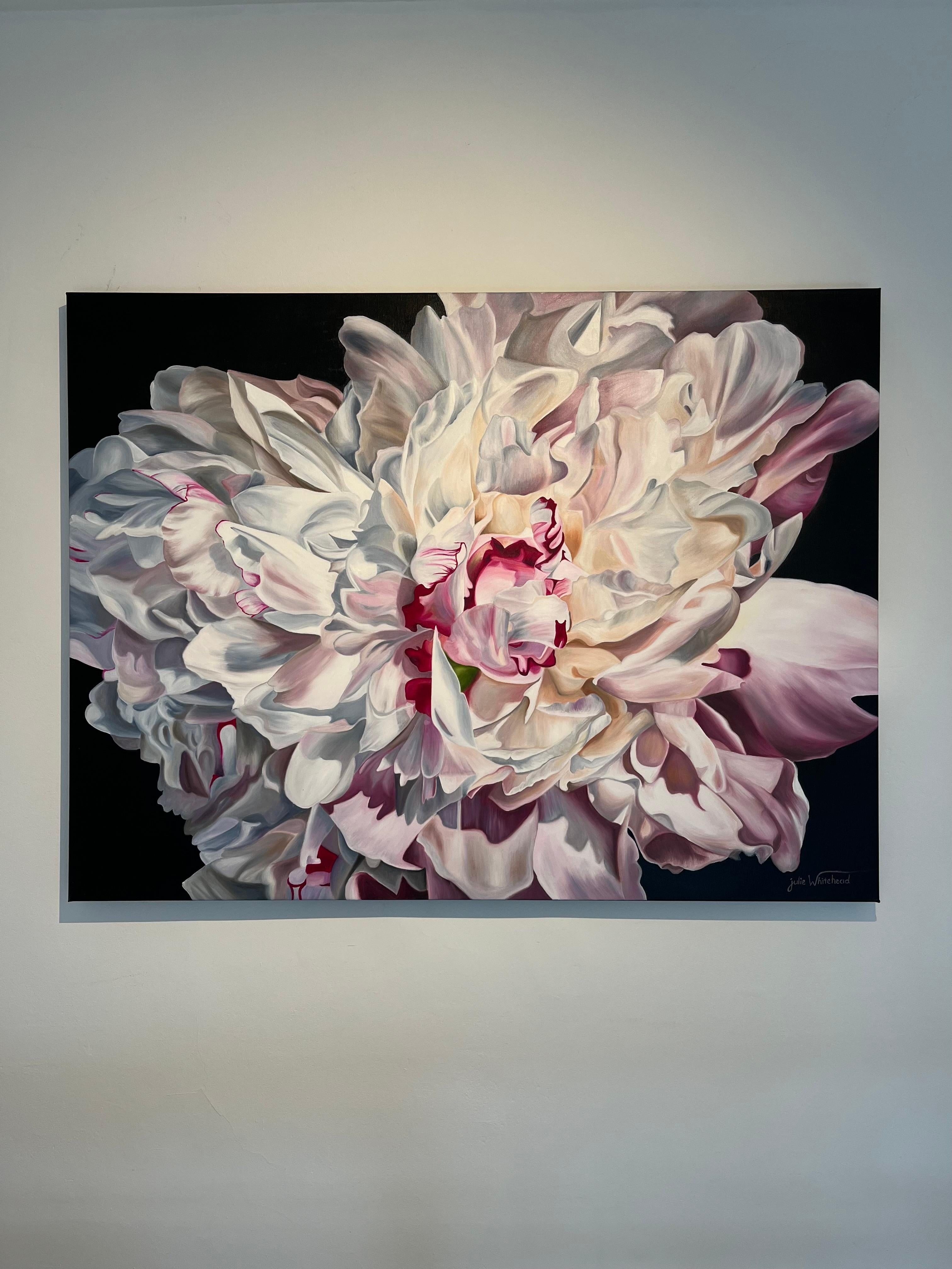 Dramatische Pfingstrose-originale realistische Blumenmalerei-Stillleben-zeitgenössische Kunst (Realismus), Painting, von julie whitehead