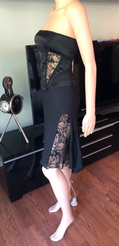 Julien Macdonald - Robe noire asymétrique à panneaux de dentelle transparente et asymétrique
