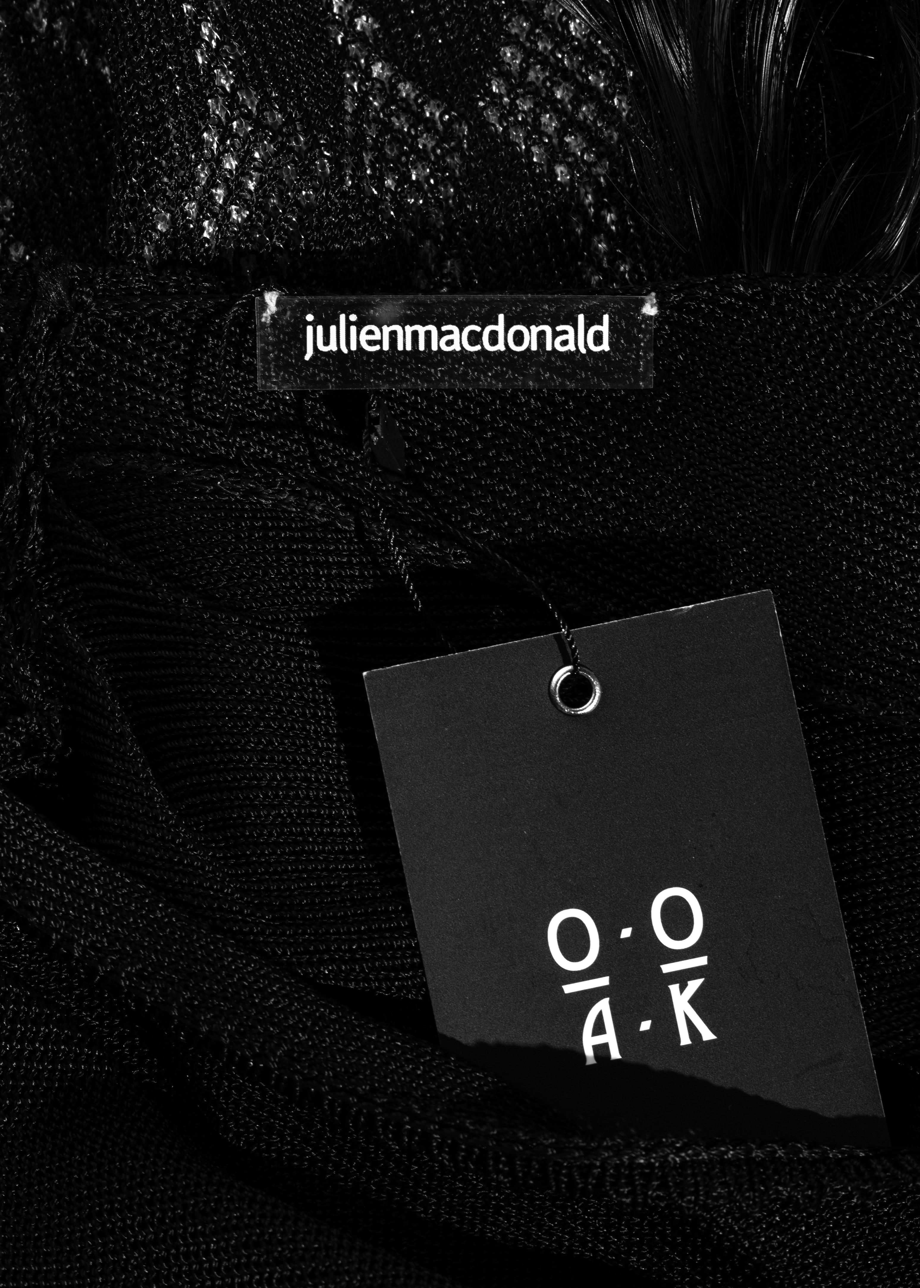 Julien Macdonald vestido de noche negro de acetato cortado al bies con adornos de plumas, fw 1998 en venta 5