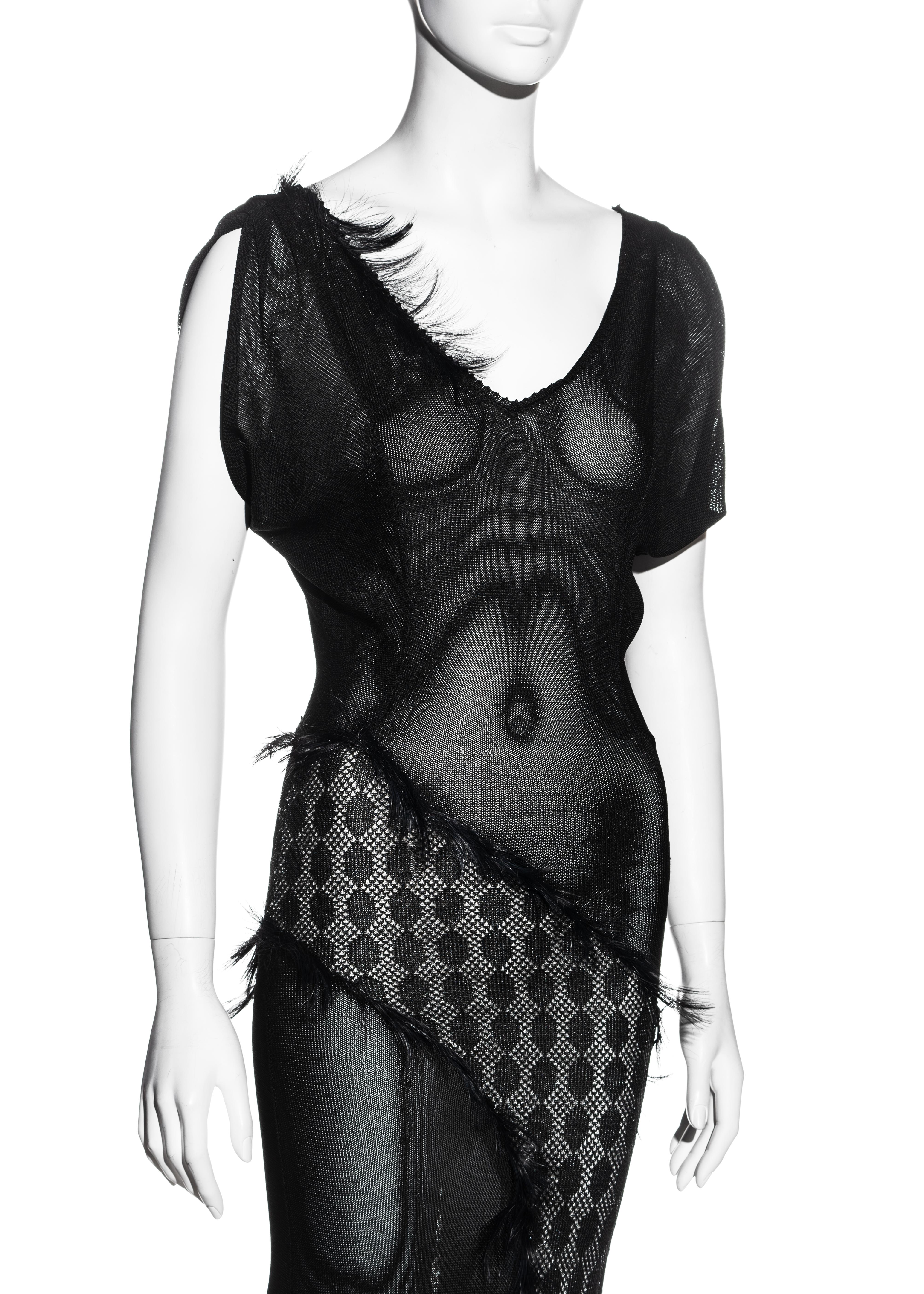 De las mujeres Julien Macdonald vestido de noche negro de acetato cortado al bies con adornos de plumas, fw 1998 en venta
