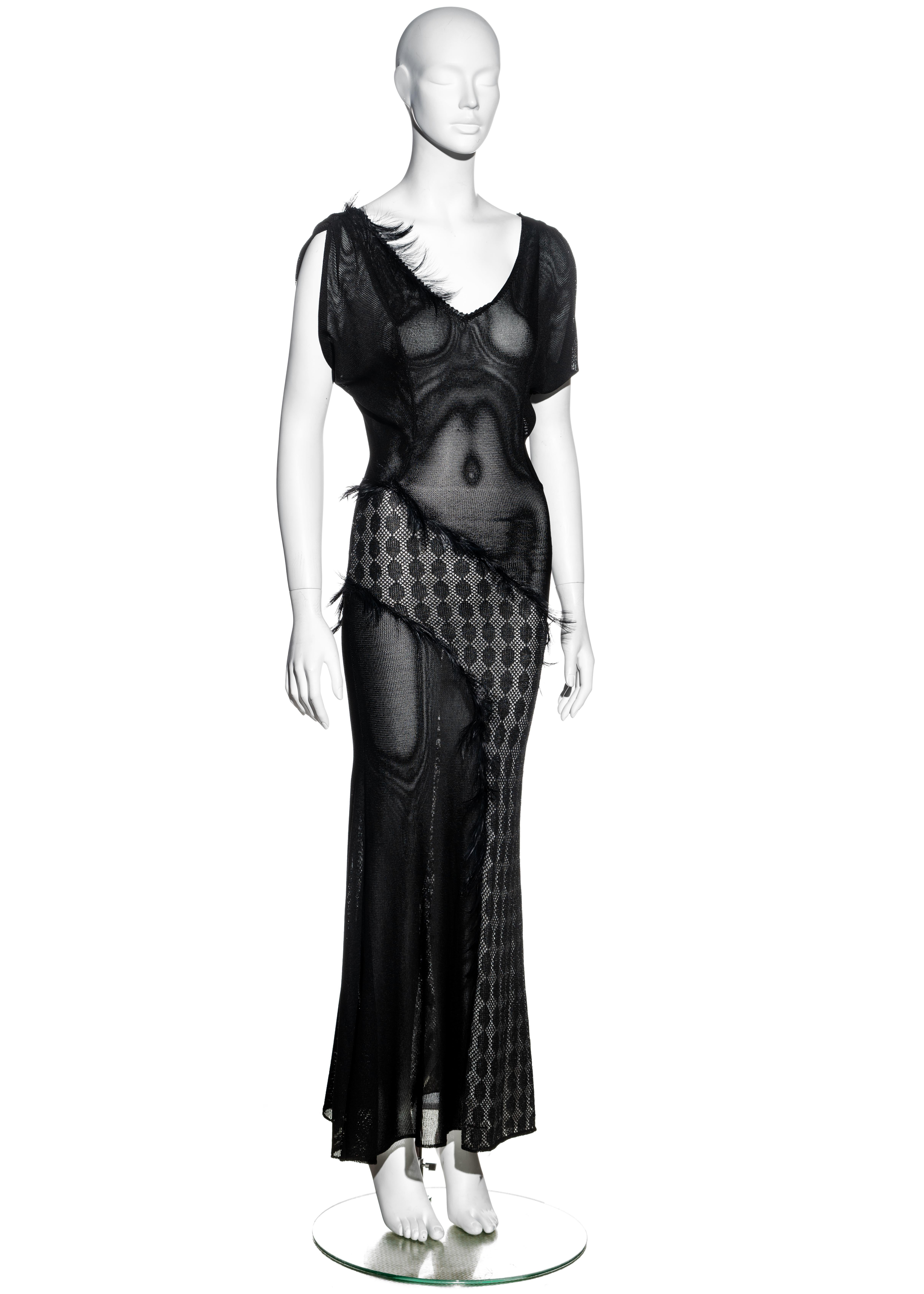 Julien Macdonald vestido de noche negro de acetato cortado al bies con adornos de plumas, fw 1998 en venta 1