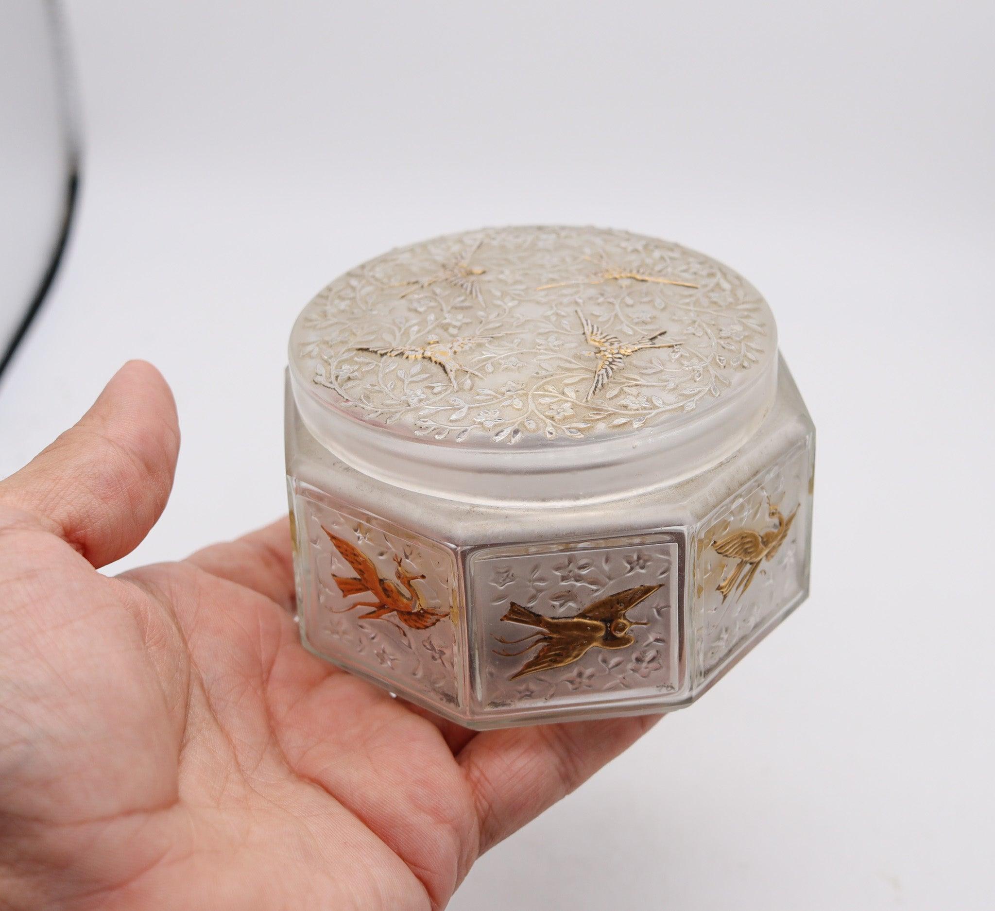 Pot à couvercle rond en verre dépoli conçu par Julien Viard (1883-1938).

Il s'agit d'une très belle jarre à couvercle décorative créée à Paris en France pendant la période art déco par Julien Viard, dans les années 1920. La jarre est de forme