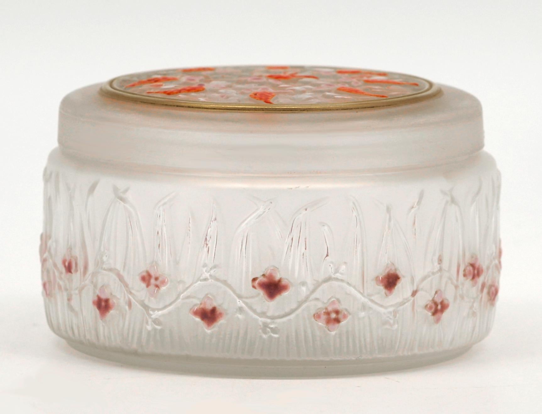 Polvera de vidrio esmerilado de Julien VIARD, 25, rue Chevalier-Dédiré, París, Francia, principios de los años veinte. Cerca de las obras de Rene Lalique. Altura: 11 cm, diámetro: 6 cm. Marcas moldeadas 