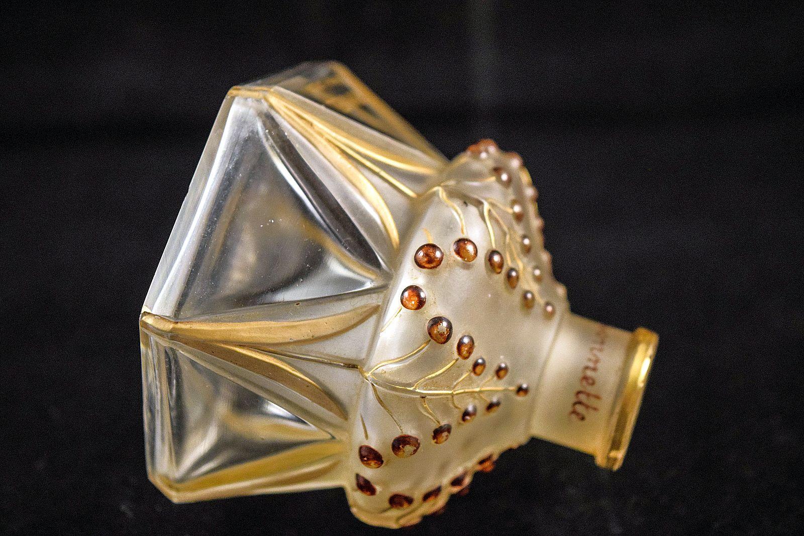 Julien Viard extrem seltene Yvonette-Parfümflasche aus Glas von Julien Viard im Zustand „Gut“ im Angebot in London, GB