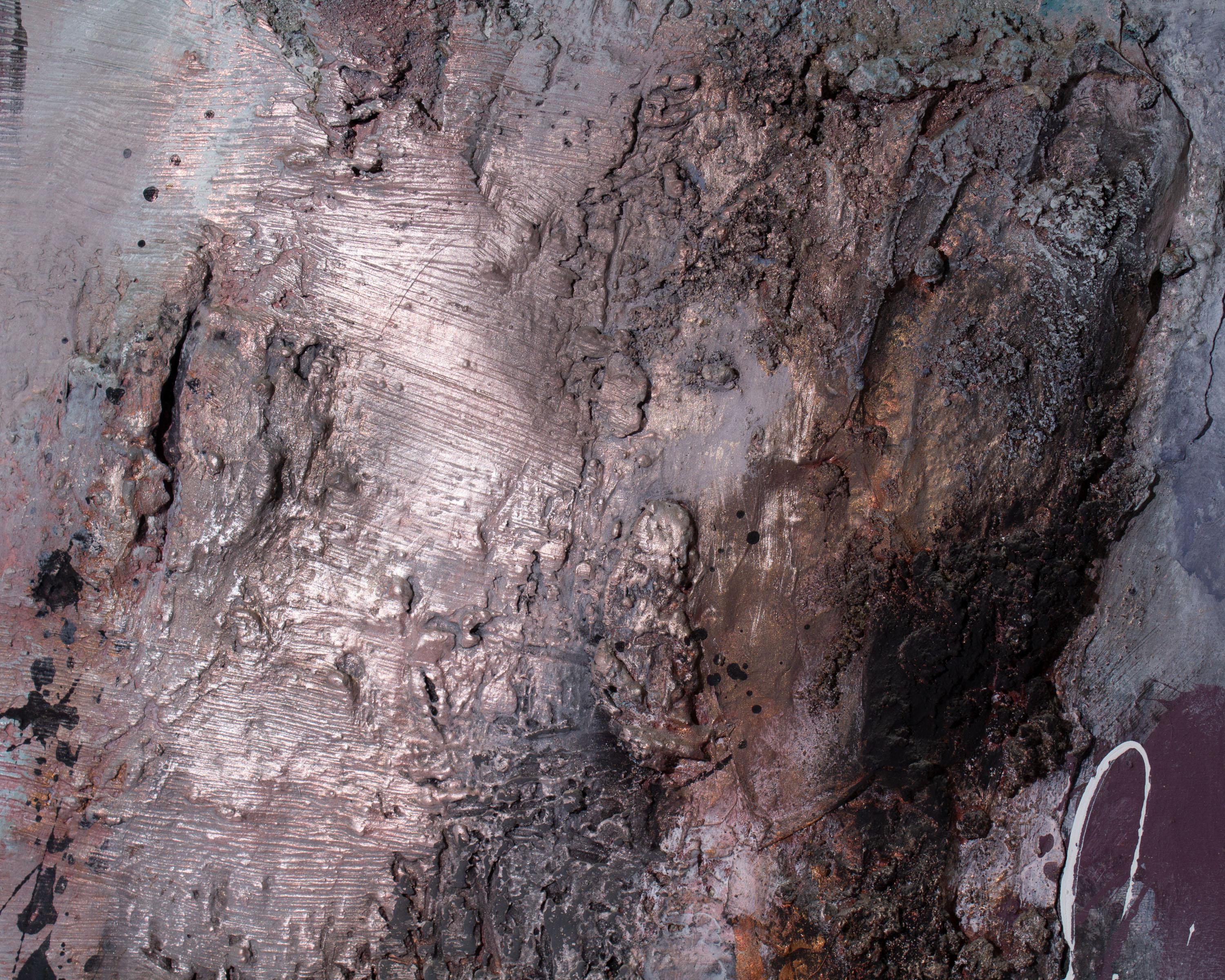 Eine Wandmontage aus dem Jahr 1989 mit dem Titel Dolmen Diptych III von der amerikanischen Künstlerin Juliet Holland (1937-2017). Holland verwendete ein Palimpsest aus Farbe, Leinwand, Harz und Holz, um diese abstrakte Wandmontage zu schaffen. Der
