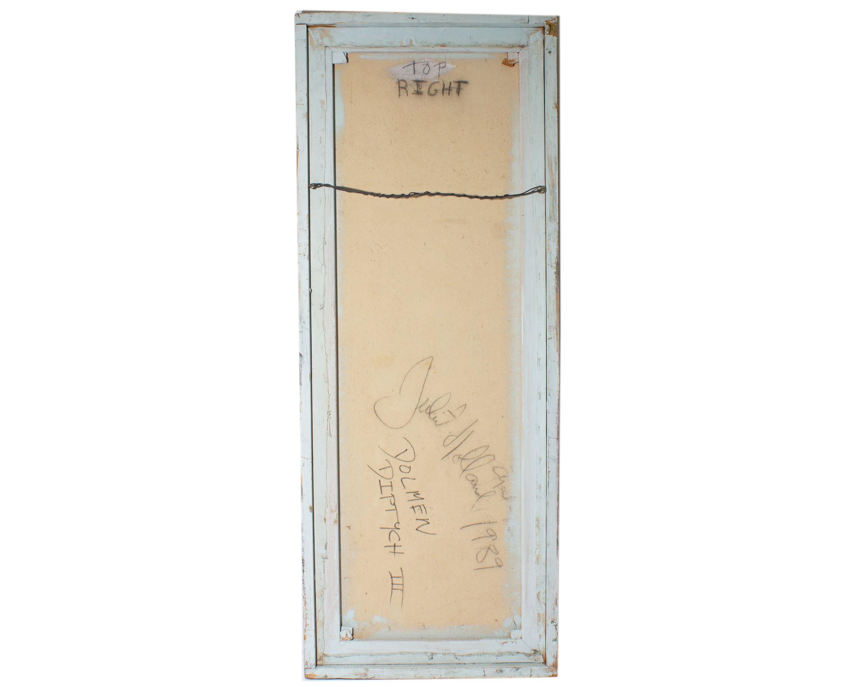 Un assemblaggio a parete a tecnica mista del 1989 intitolato Dolmen Diptych III dell'artista americana Juliet Holland (1937-2017). Wood ha utilizzato un palinsesto di pittura, tela, resina e legno per creare questo assemblaggio astratto da parete.