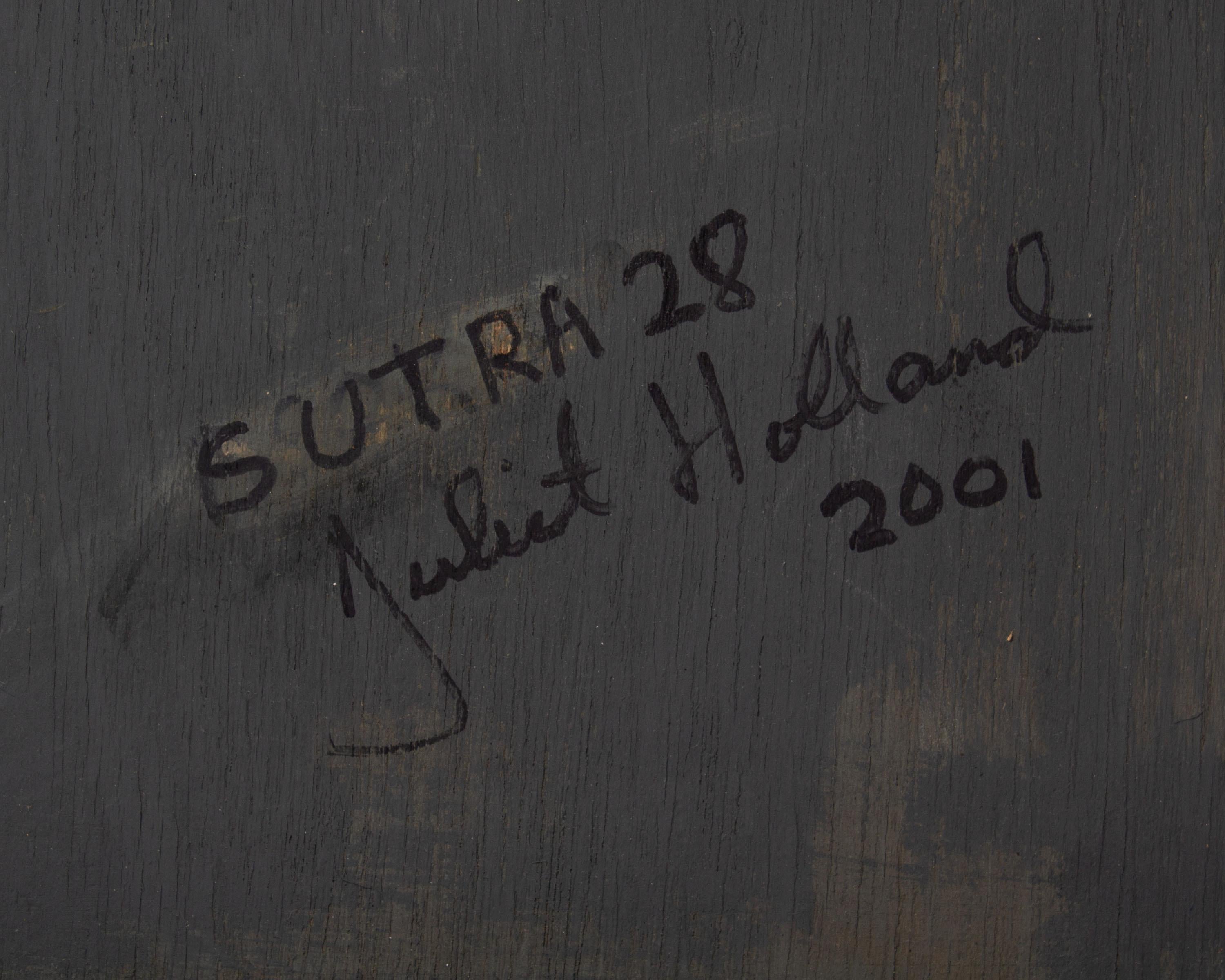 Un assemblaggio a parete a tecnica mista del 2001 intitolato Sutra 28 dell'artista americana Juliet Holland (1937-2017). Wood ha utilizzato un palinsesto di pittura, carta, carboncino e legno per creare questo assemblaggio astratto a parete. Lo